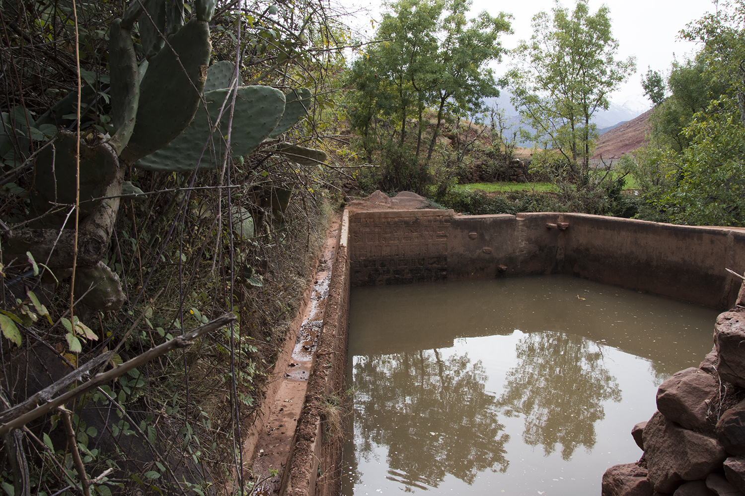 Le bassin qui recueille l’eau qui sert à l’irrigation grâce à un réseau de canalisations