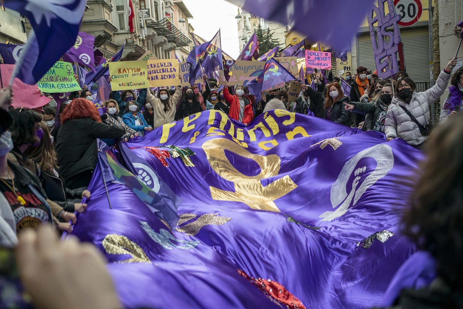 Chaque 8 mars, un immense drapeau avec le symbole féminin est arboré dans la rue. Des dizaines de personnes sont nécessaires pour le porter ! © Globe Reporters