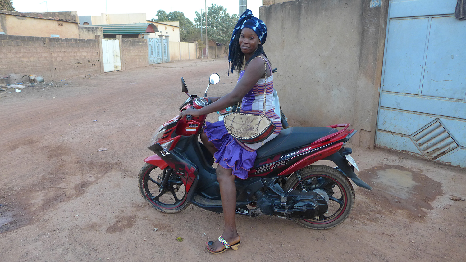 Adama  accompagne l’envoyée spéciale des globe-reporters en moto dans les rues de Ouaga. C’est elle qui a recommandé le maquis La Grâce, dans le quartier Pédiatrique. Dans le jargon journalistique, on dit que c’est une fixeuse.