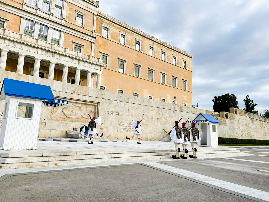 Le Parlement grec domine la place Syntagma, au centre d’Athènes. L’échoppe d’Amandine se trouve à moins de 5 minutes à pied © Globe Reporters