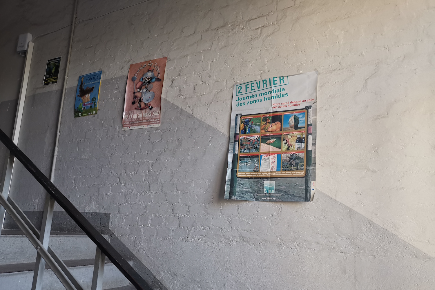 Des affiches dans l’escalier : toutes en rapport avec l’environnement © Globe Reporters