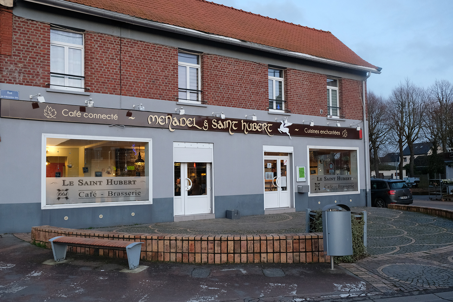 Le MENADEL se trouve sur la place de la Mairie à Loos-en-Gohelle.