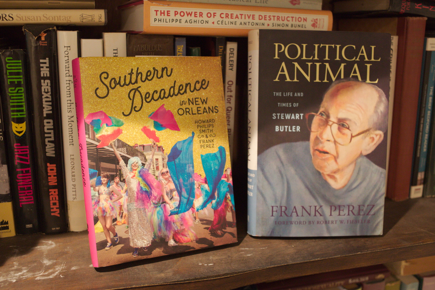 Des livres écrits par Frank PEREZ, dont un sur la Southern Decadence, la plus grande fête LGBT+ de La Nouvelle-Orléans © Globe Reporters