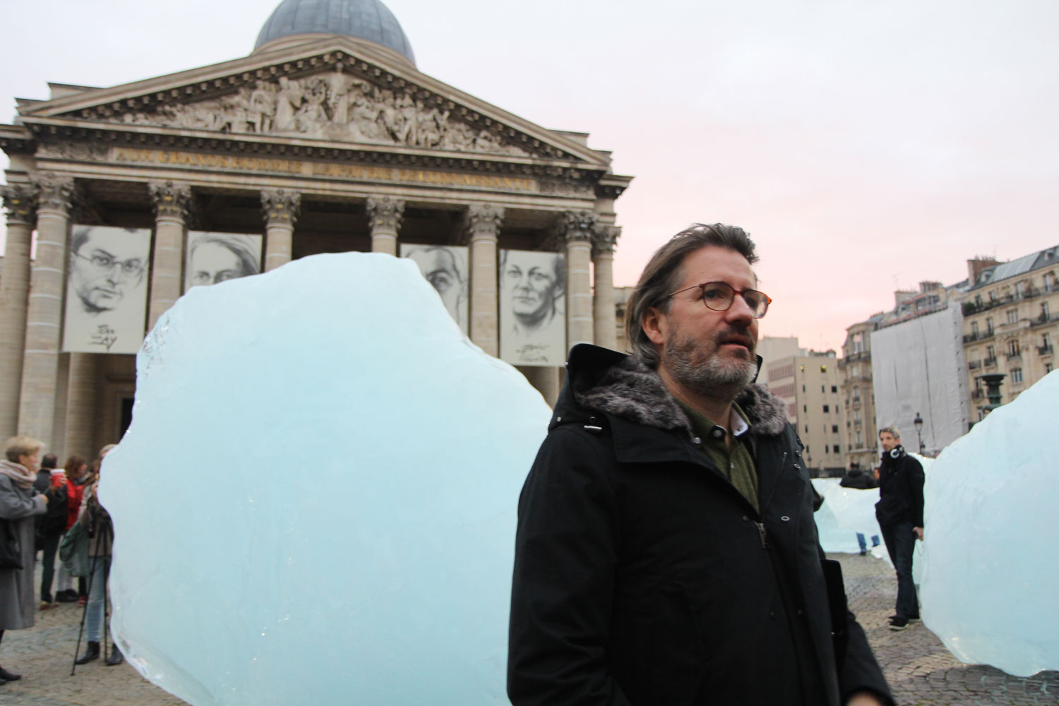 Olafur Eliasson devant l’un des blocs de « Ice Watch ». Crédit Valérie Rohart