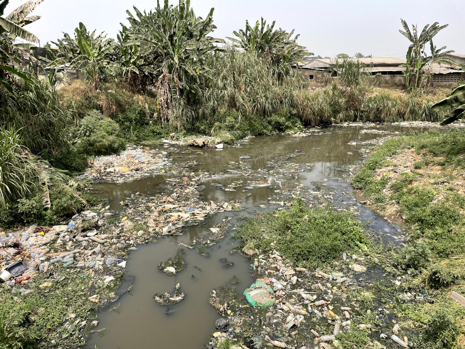 Très polluée, la rivière charrie les immondices lorsqu’elle est en crue © Globe Reporters