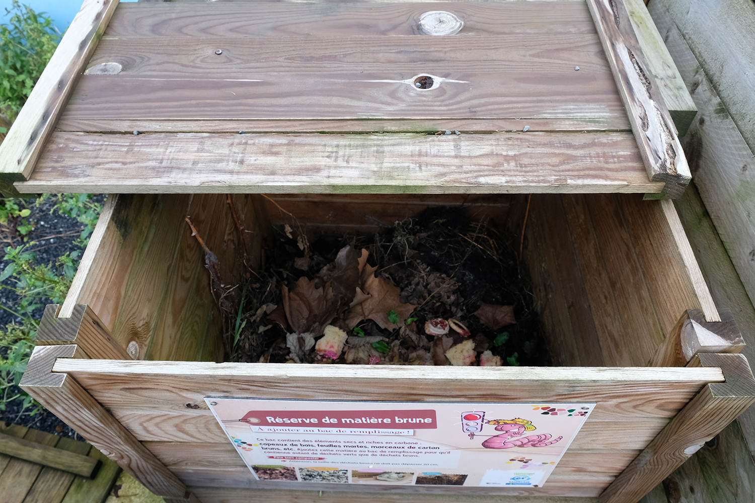 L’école dispose de trois bacs à compost.