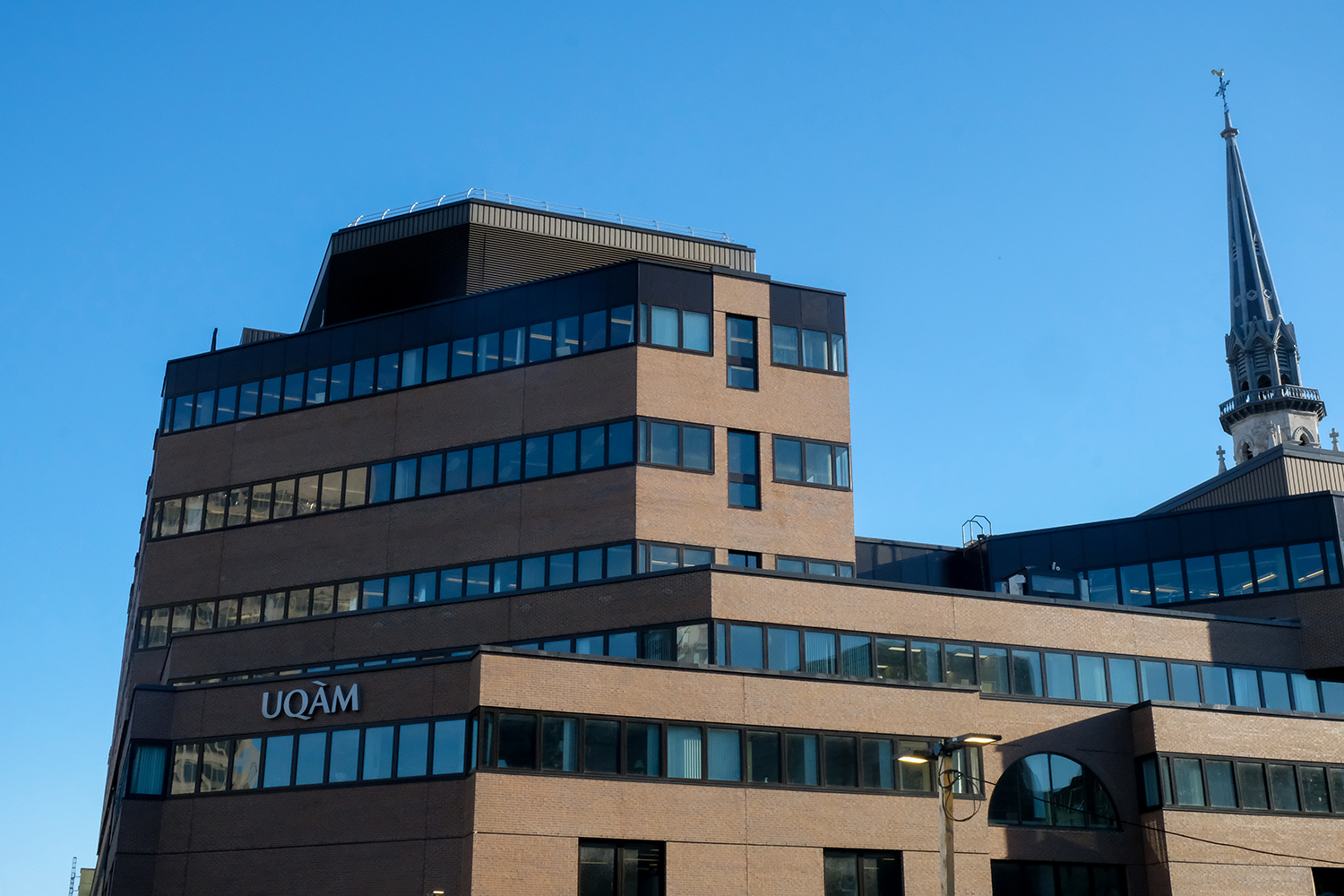 L’UQAM comporte plusieurs bâtiments regroupant les différentes facultés et départements de l’université. Au total, l’université compte plus de 40 000 étudiants et étudiantes © Globe Reporters