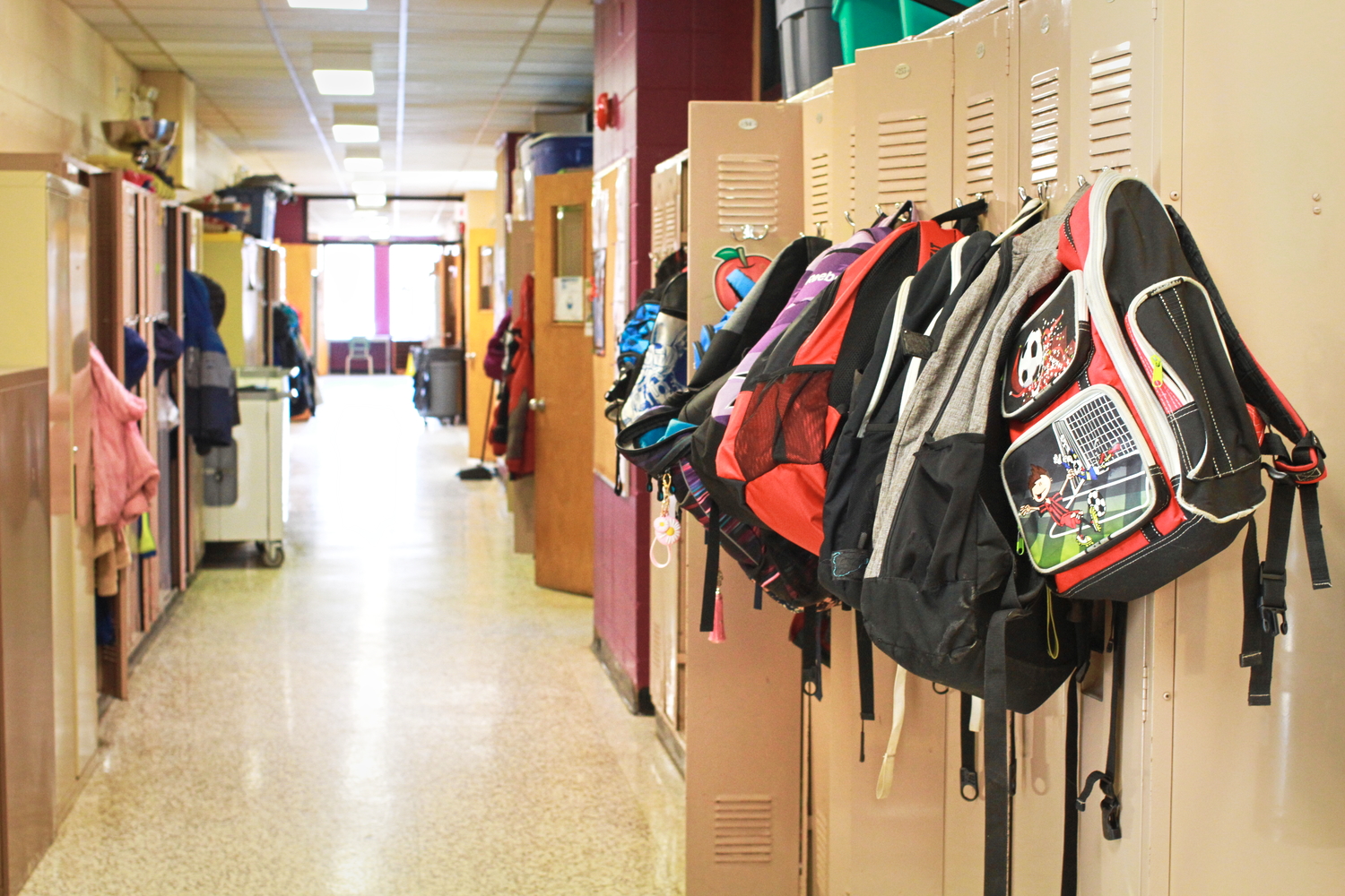 Un couloir de l’école avec les casiers des élèves © Globe Reporters