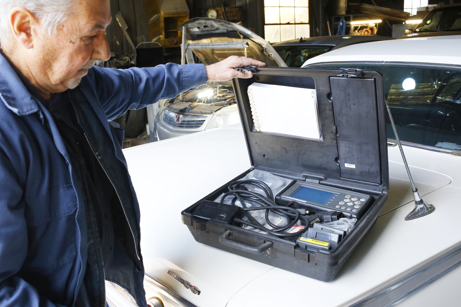 Un outil de diagnostic auto, que Ray trouve trop sophistiqué © Globe Reporters