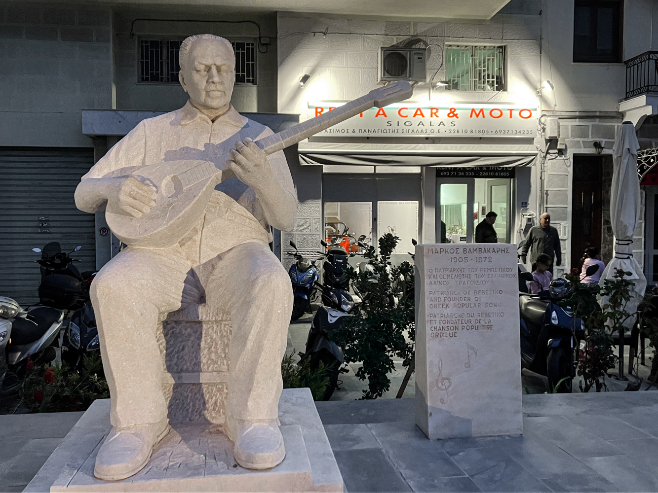 Statue à la mémoire de Markos VAMVAKARIS, « fondateur de la chanson populaire grecque », à Ermoupoli, capitale de l’île de Syros © Globe Reporters