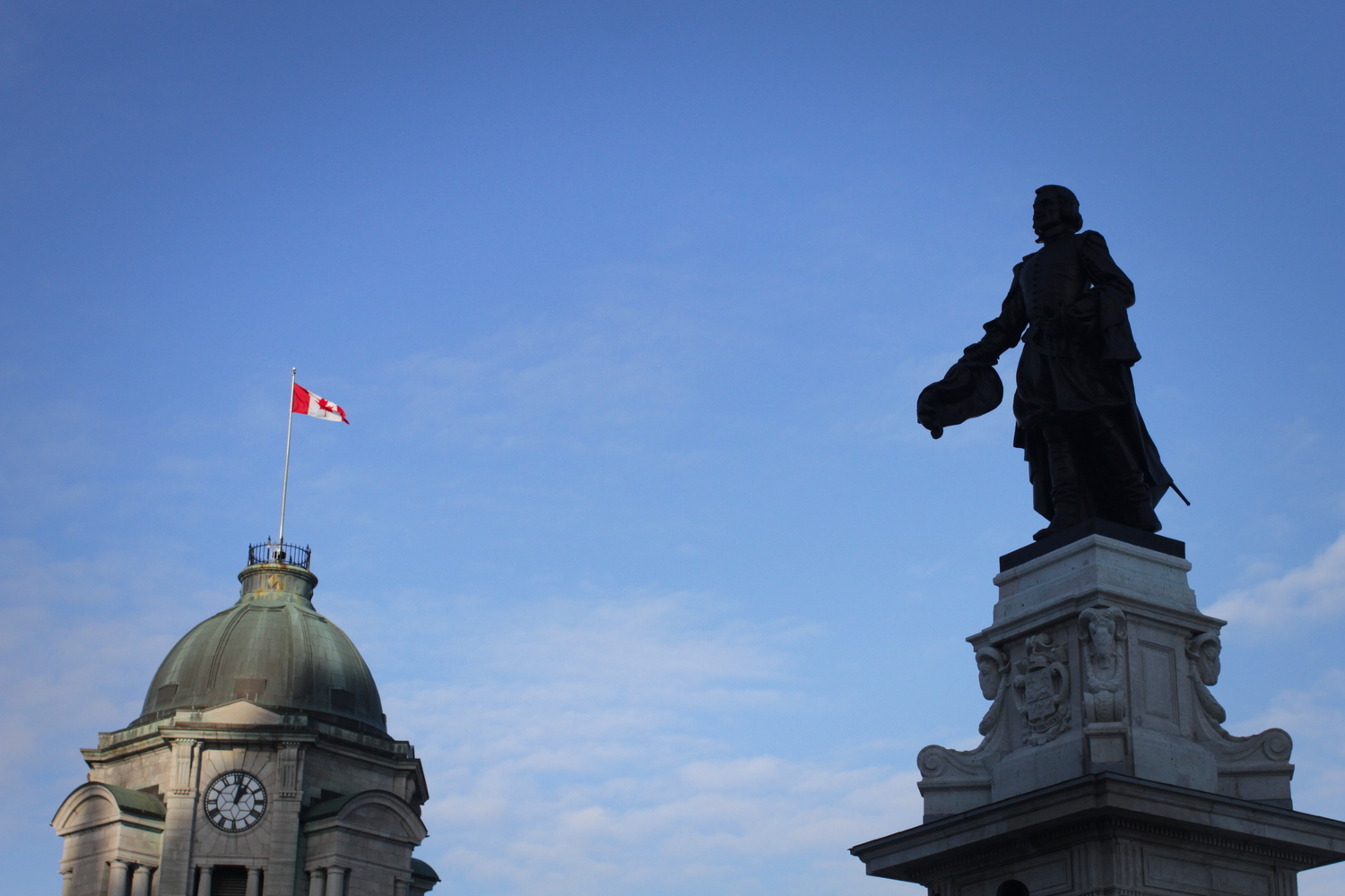 La statue de Samuel Champlain, fondateur de la ville de Québec en 1608. Il tourne le dos au Saint-Laurent pour montrer qu’il va s’installer ici.