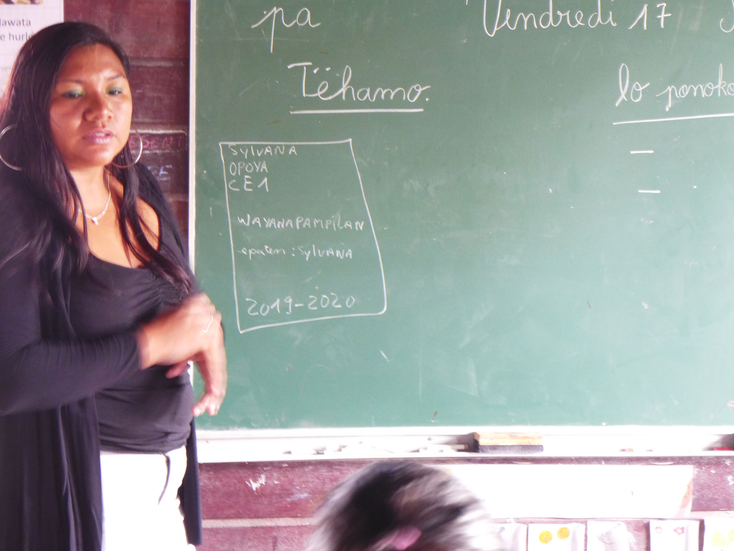 Sylvana pendant son cours en wayana devant ses élèves de CE1.
