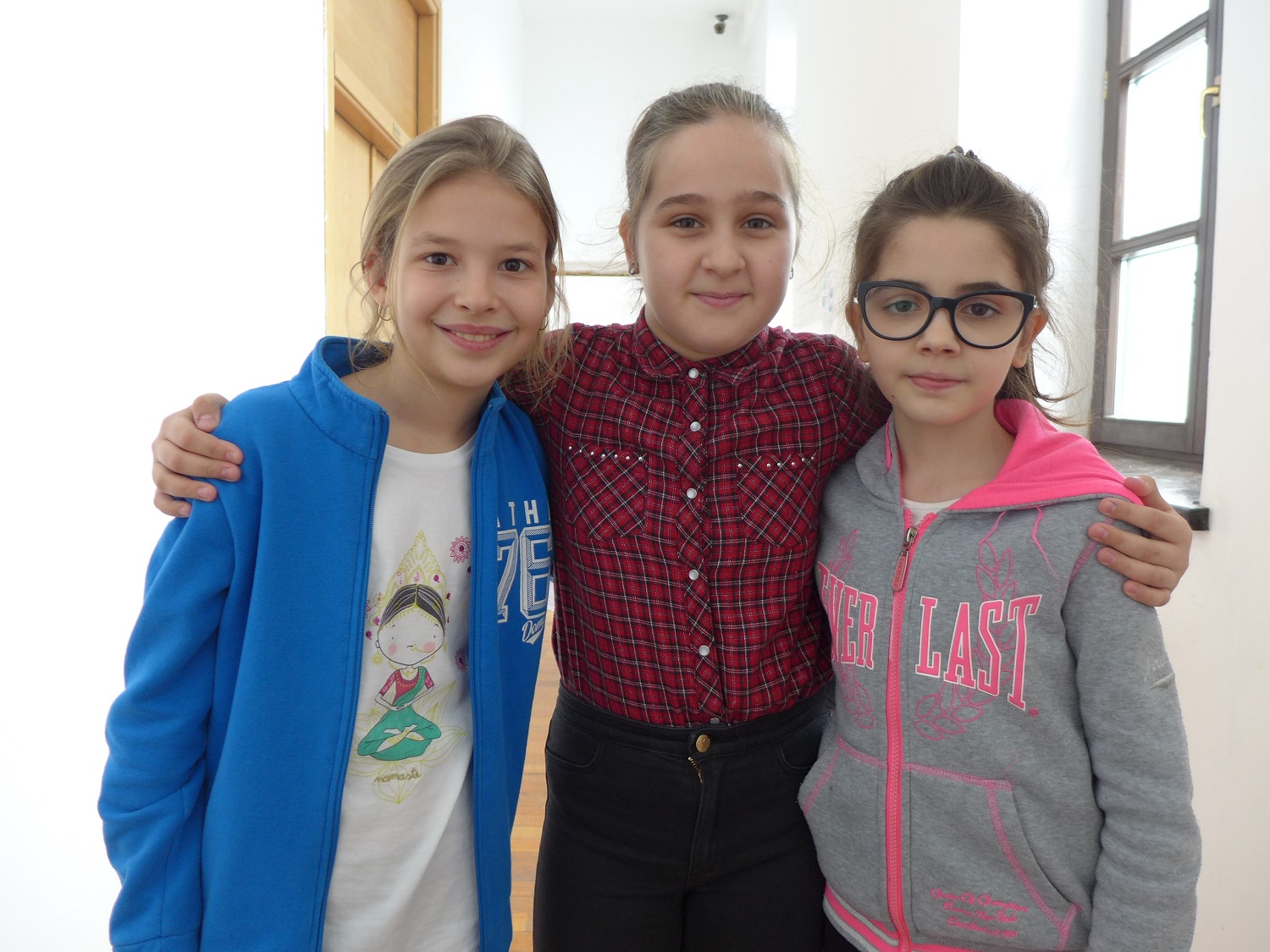 De gauche à droite : Sara, Eva et Briana, élèves en 4e à l’École centrale de Bucarest.