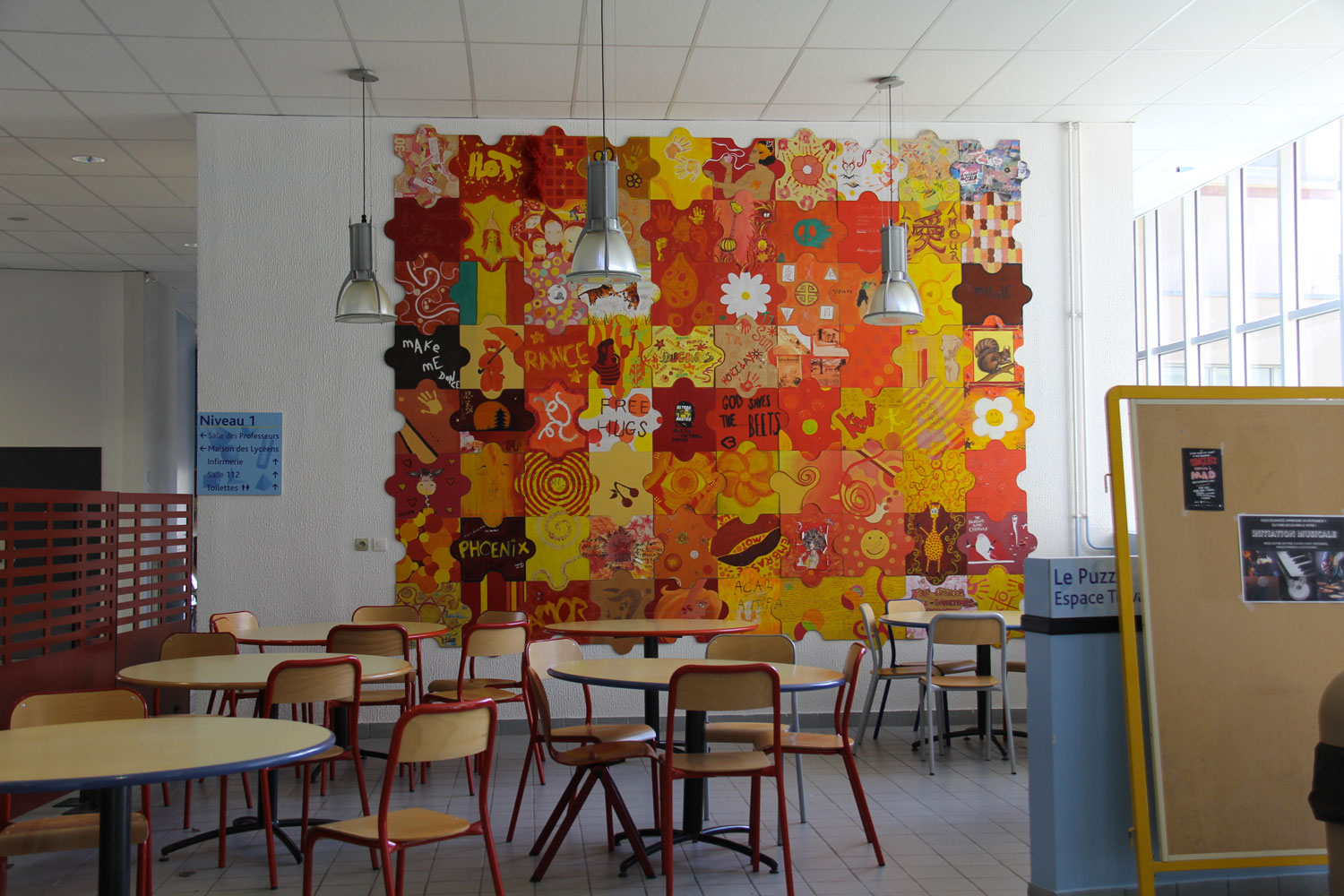Dans le bâtiment principal un autre espace de détente est réservée aux élèves ainsi qu’à leur créativité © Globe Reporters