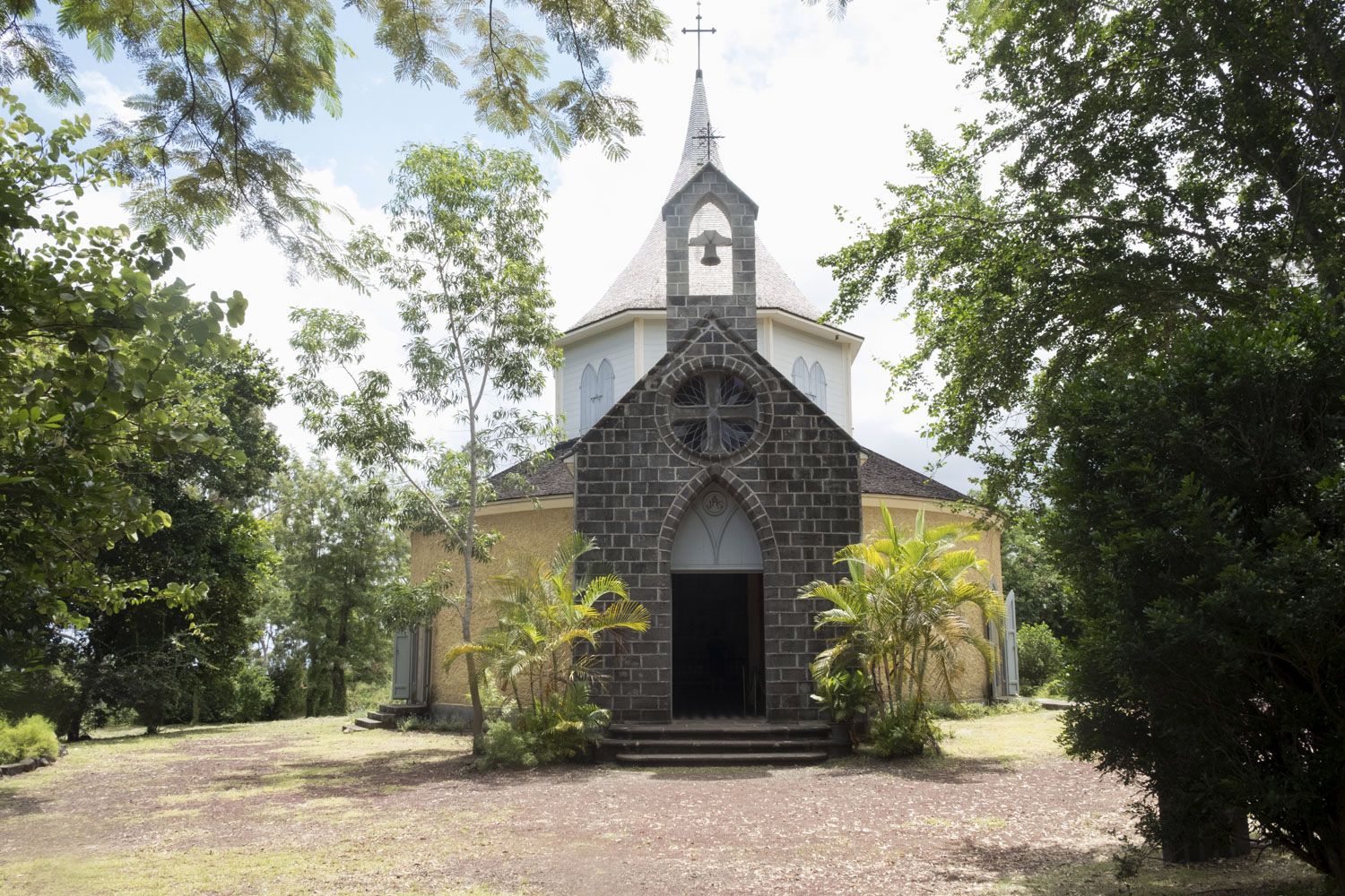 La chapelle pointue a été construite par Madame DESBASSAYNS pour les esclaves de sa propriété. L’évangélisation des esclaves était très importante dans la culture coloniale. Aujourd’hui, la dépouille de Mme DESBASSAYNS repose dans cette chapelle.