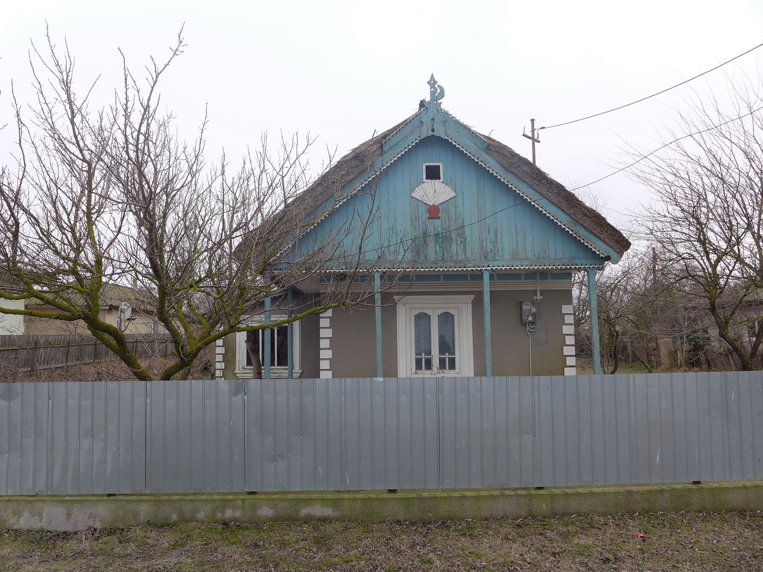 Maison traditionnelle de Crisan, avec le toit en roseau.