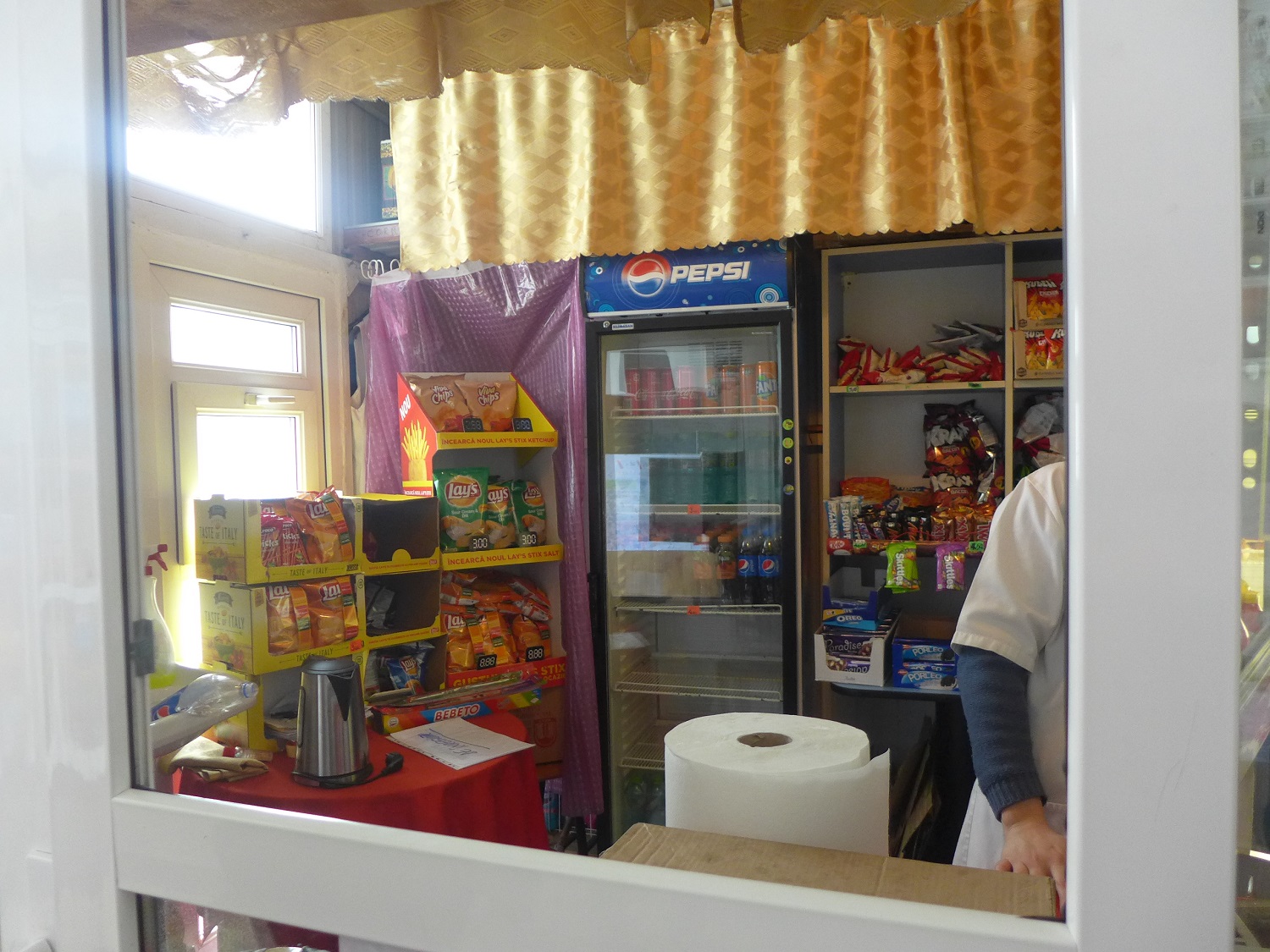 A l’intérieur de l’école, il y a un petit magasin où les élèves peuvent acheter de quoi grignoter et boire.
