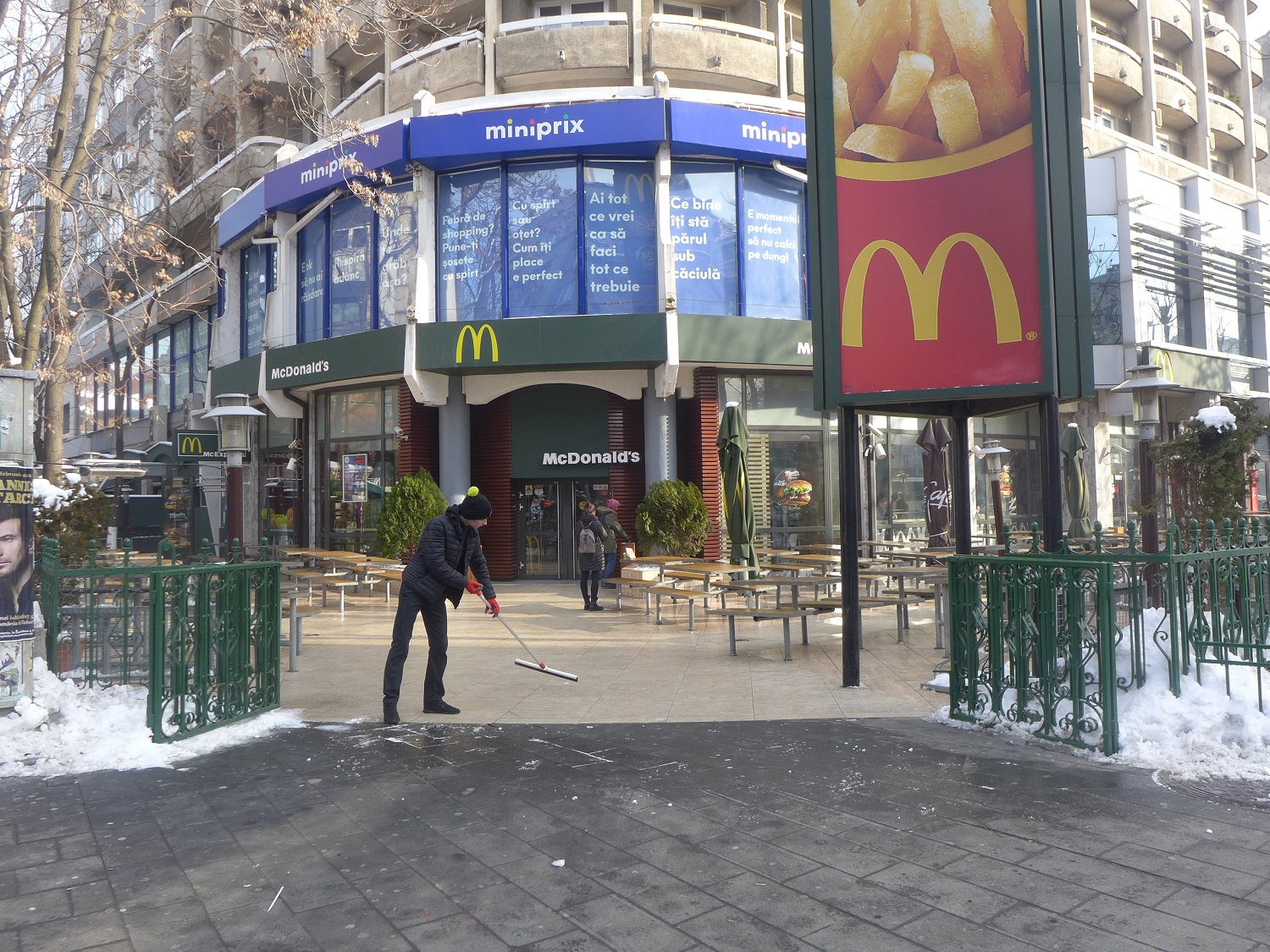 À Bucarest, le Mac Donald’s situé près de piata Romana.