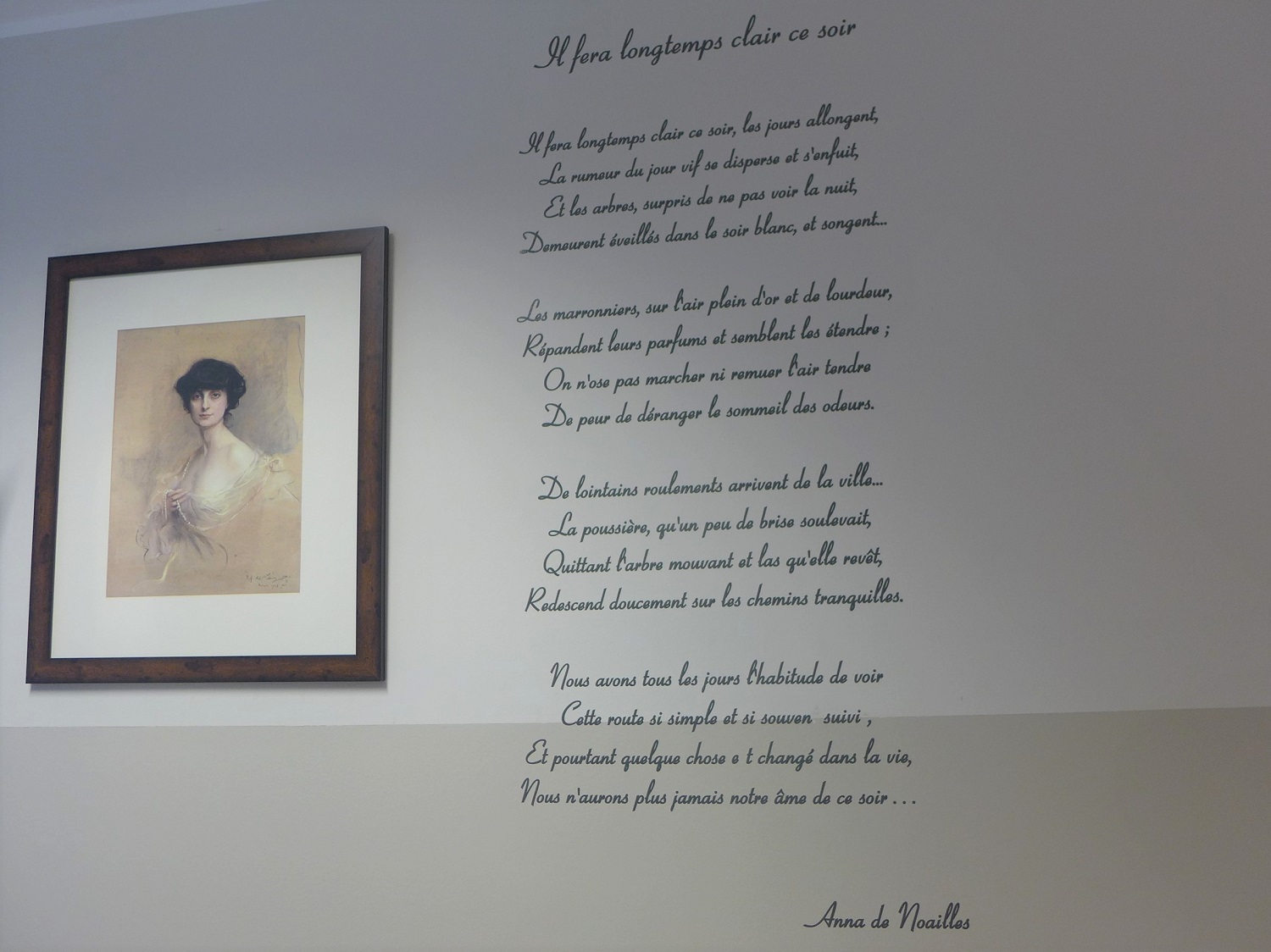 Le lycée porte le nom d’Anna de Noailles, une poétesse et romancière française d’origine roumaine, née en 1876. Ici, son portrait et l’un de ses poèmes.