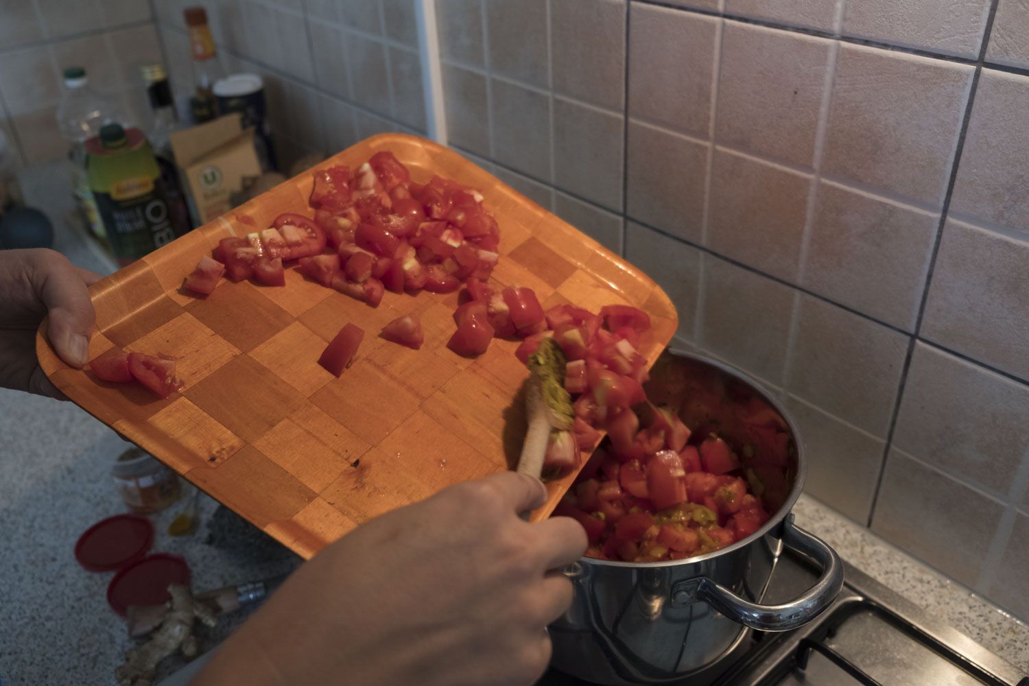 Ajouter les tomates.