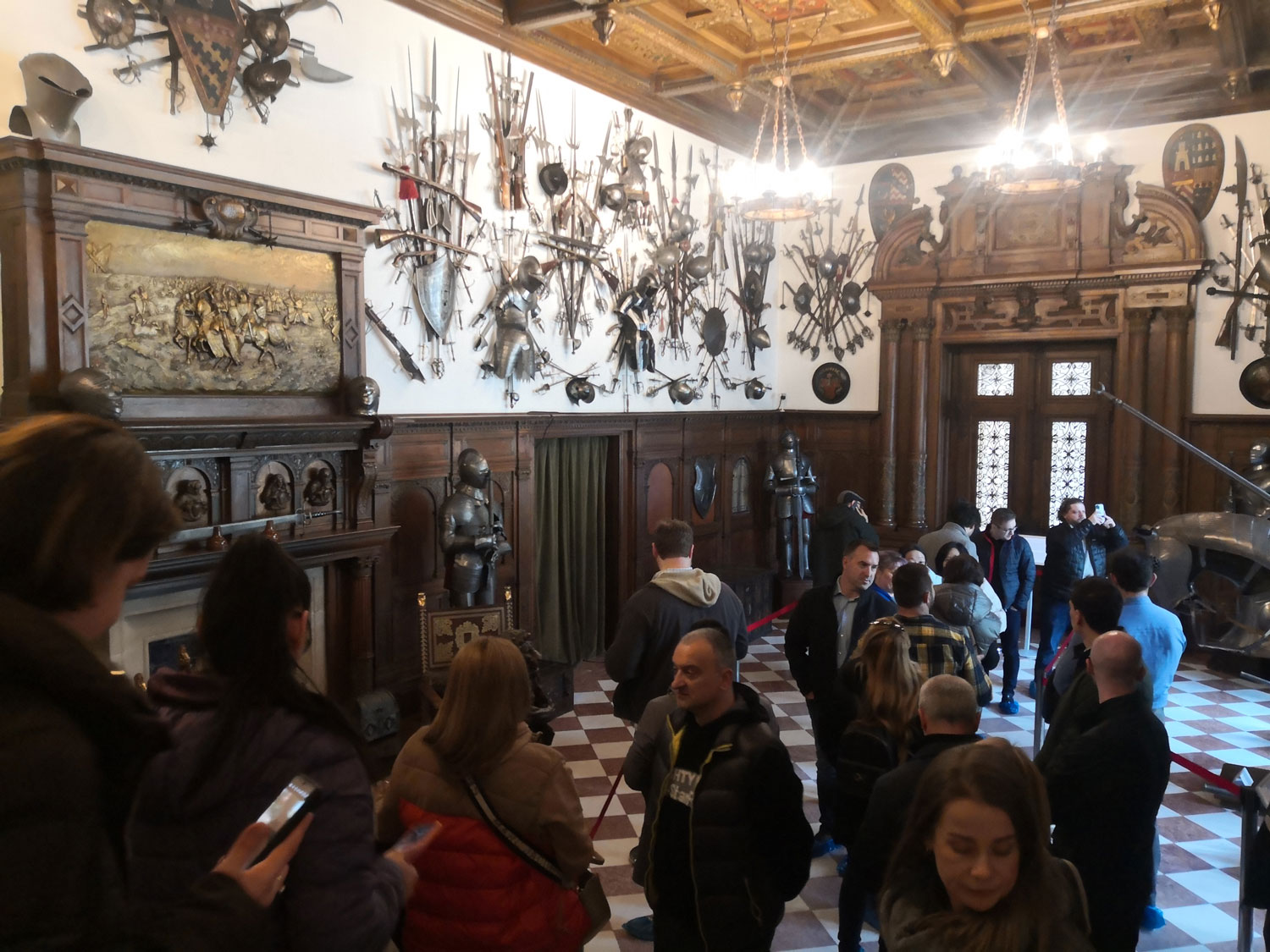 La salle des armes, l’une des plus appréciées des touristes du fait de la richesse de la collection : plus de 4 000 armes européennes et orientales © Globe Reporters