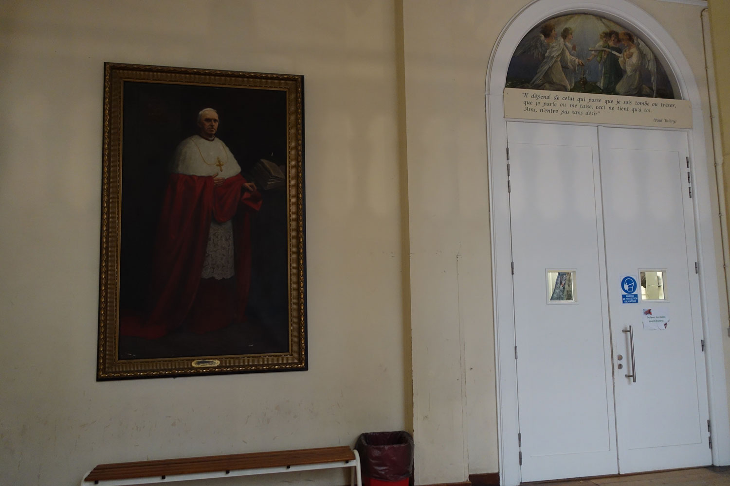 À l’étage, une peinture représente un ancien pape © Globe Reporters