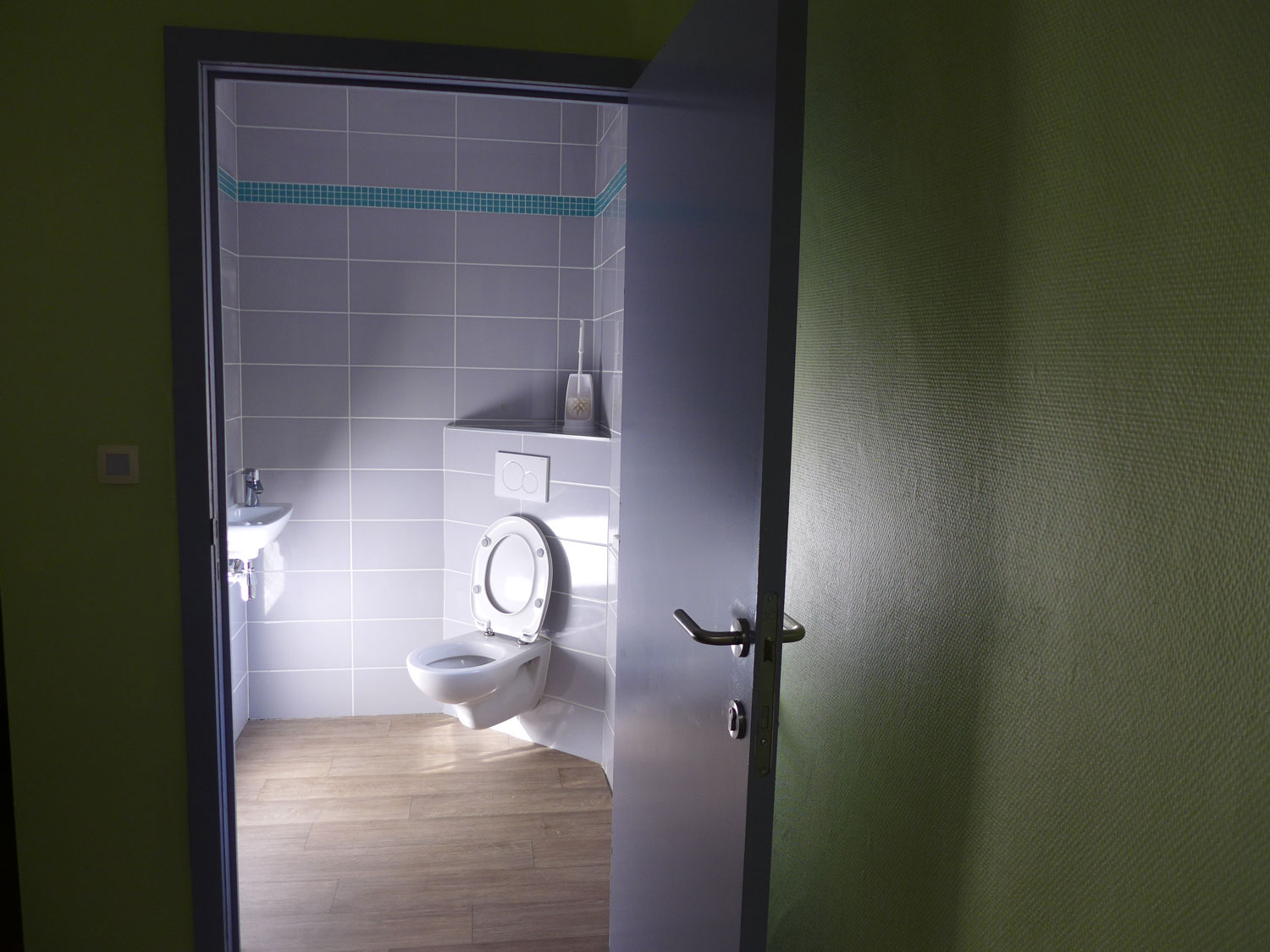 Les toilettes sont construites pour permettre aux résidents qui ont aussi des handicaps physiques d’y accéder © Globe Reporters