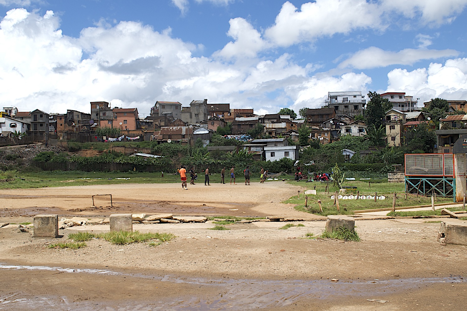 Des jeunes jouent au football dans un terrain en pleine ville d’Antsirabe © Globe Reporters