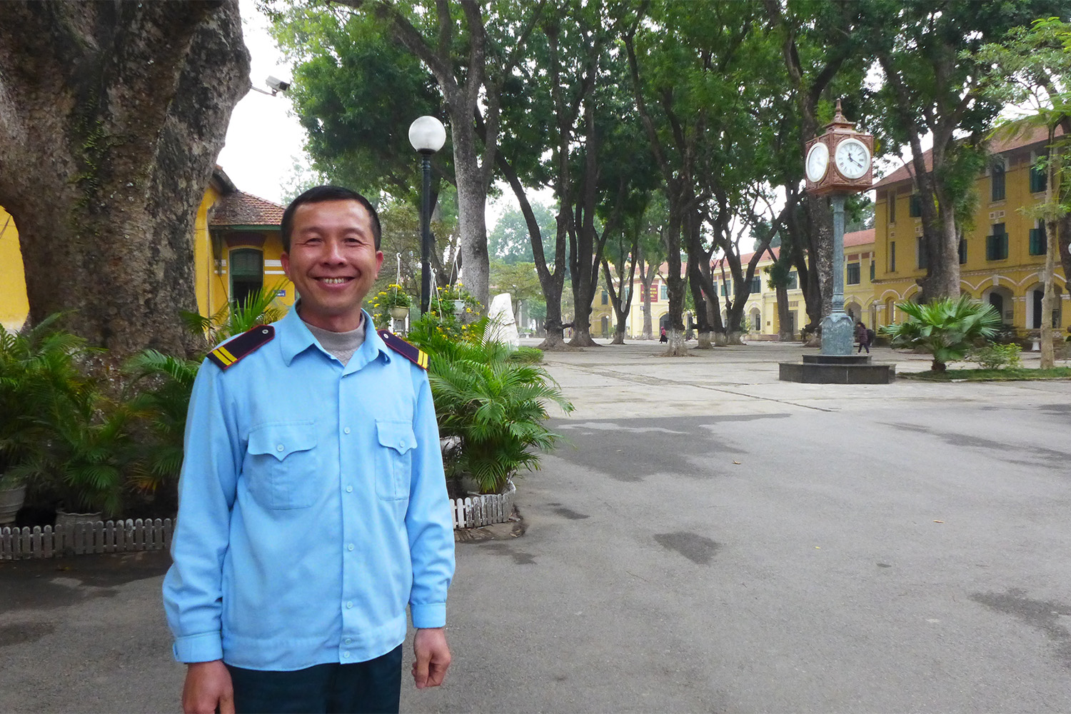Un banh mi à la main, j’entre dans le lycée Chu Van An, à Hanoi. Le gardien m’arrête illico. Interdiction de passer. Je dois appeler Diep, une enseignante, qui vient me chercher. Une fois l’autorisation accordée, le gardien est plus souriant !