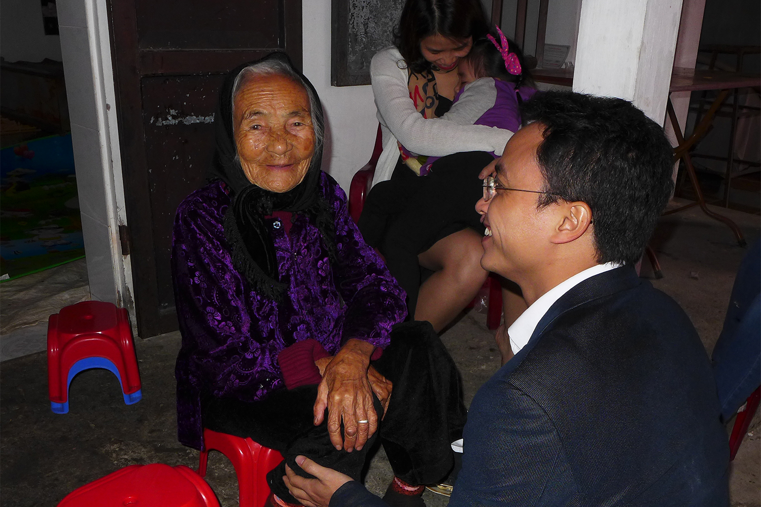 Lorsque Hao arrive dans sa famille, sa priorité est d’aller voir sa grand-mère, pour la saluer. Les personnes âgées sont au centre de la famille.