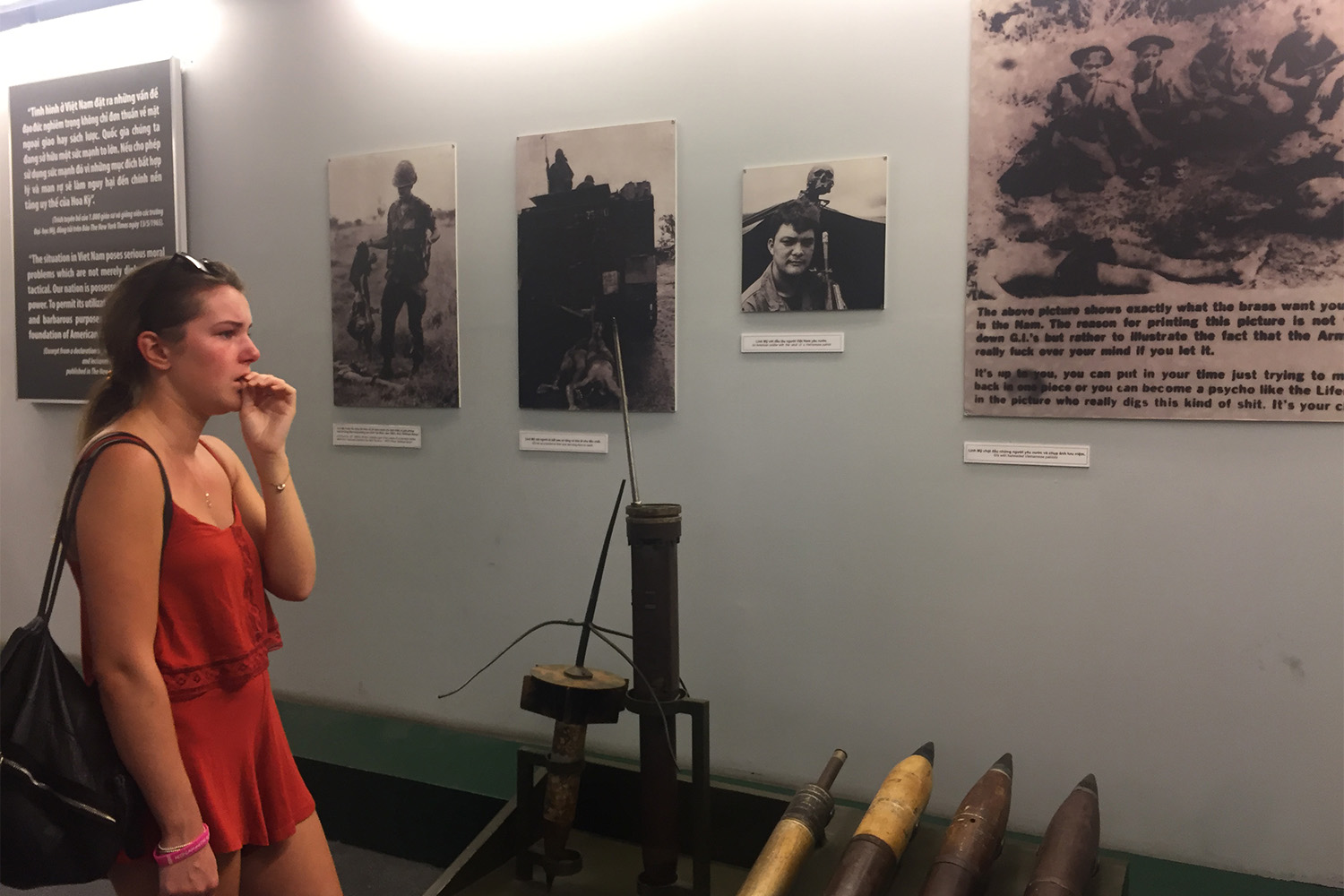 Kate, 22 ans, pleure devant les photos de guerre. Le musée de la guerre est un peu traumatisant, car l’on voit des images de cadavres ou de soldats vietnamiens arrêtés.