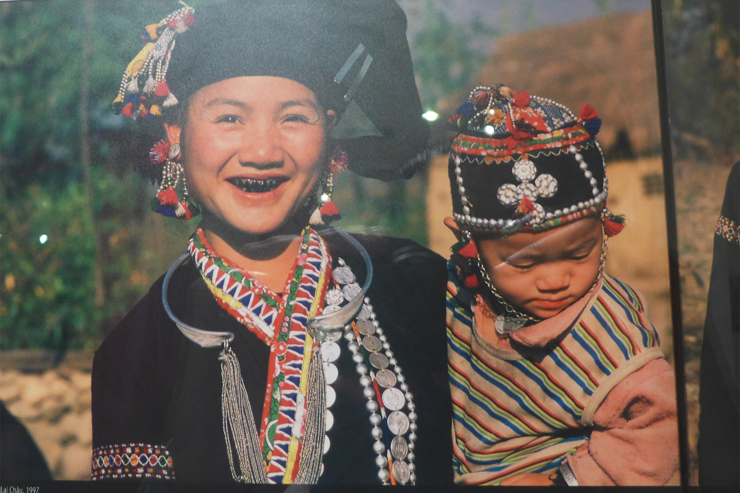 Dans certaines minorités du Vietnam, les femmes ont les dents noires à cause des fruits qu’elles mangent. C’est un signe de fierté ; ces dents noires sont sources de respect.