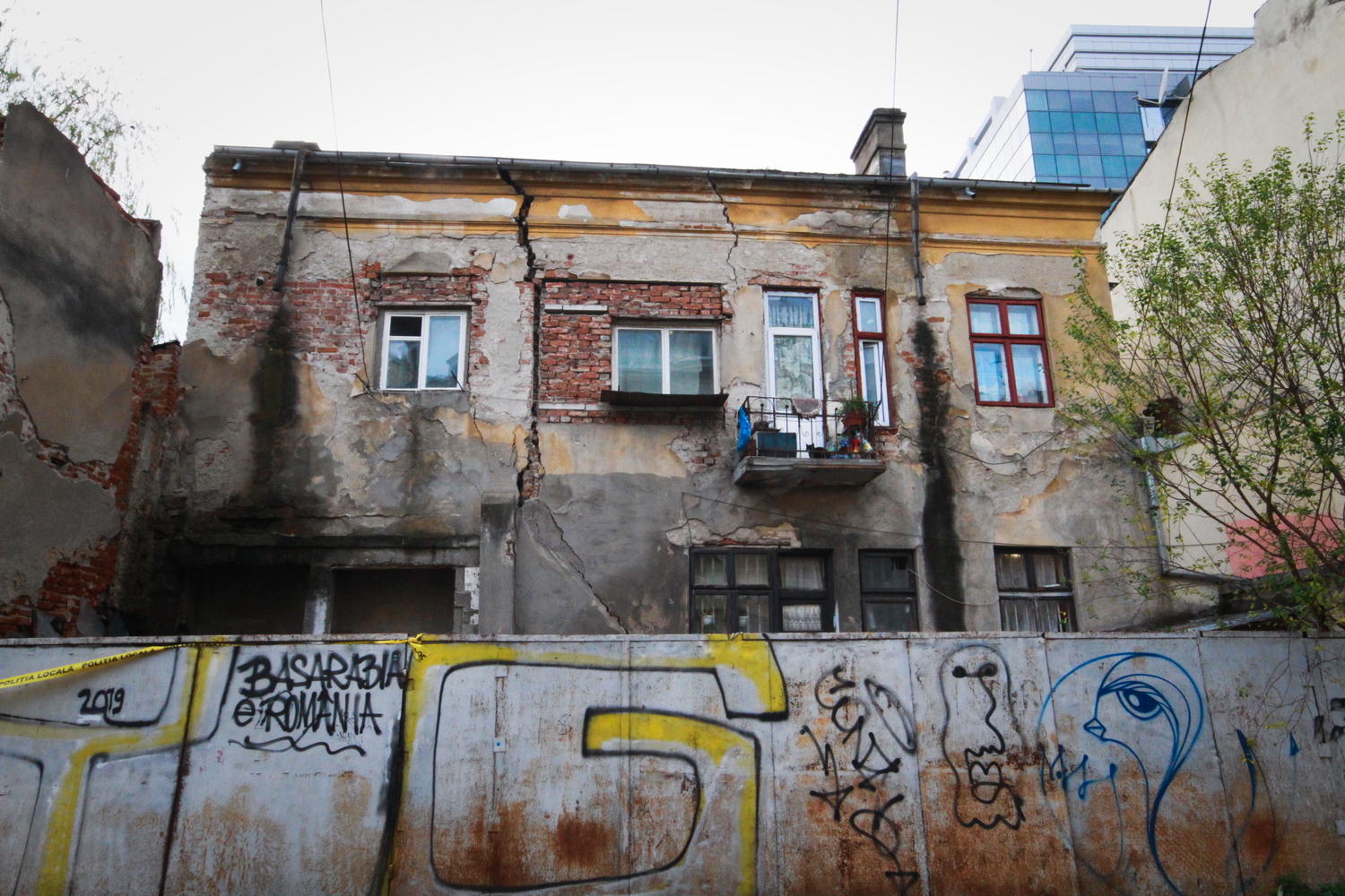 Une vieille maison à moitié en ruine dans le quartier juif, juste en face du Théâtre juif. © Globe Reporters