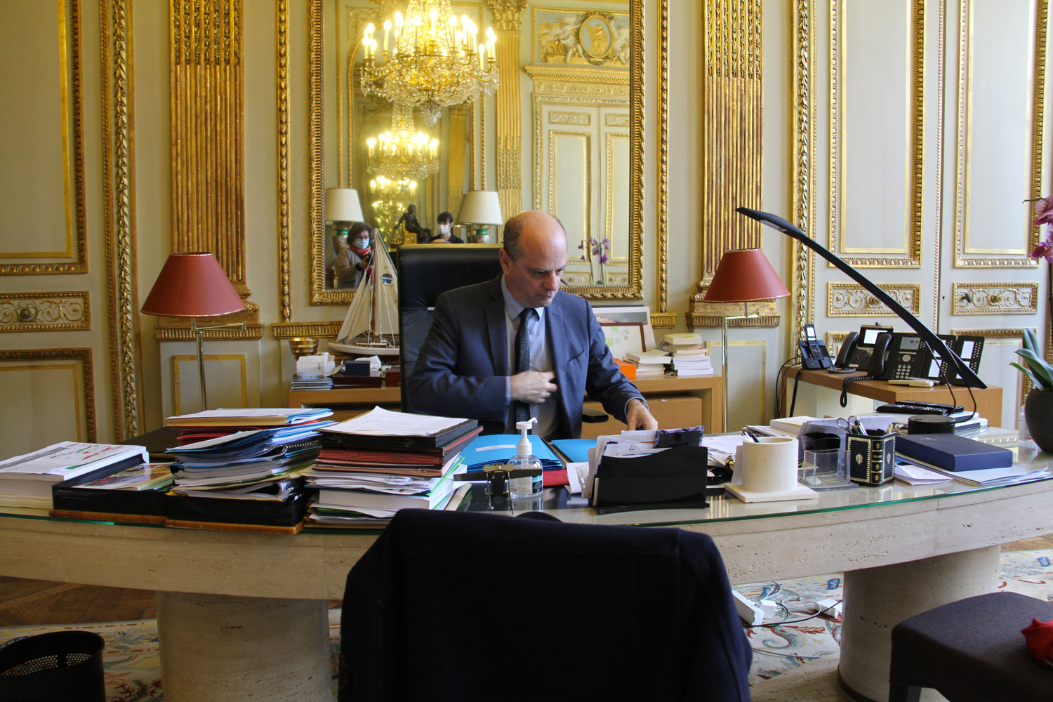 Jean-Michel BLANQUER à son bureau © Globe Reporters