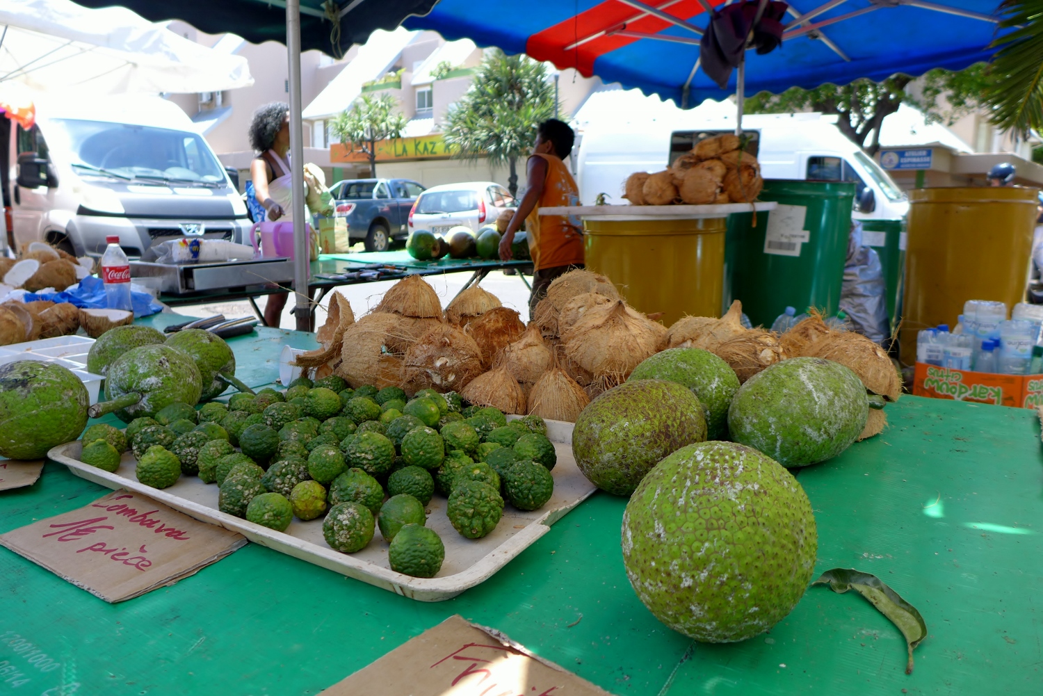 L’étal des noix de cocos et des combavas, les petites boules vertes de la famille des agrumes. 