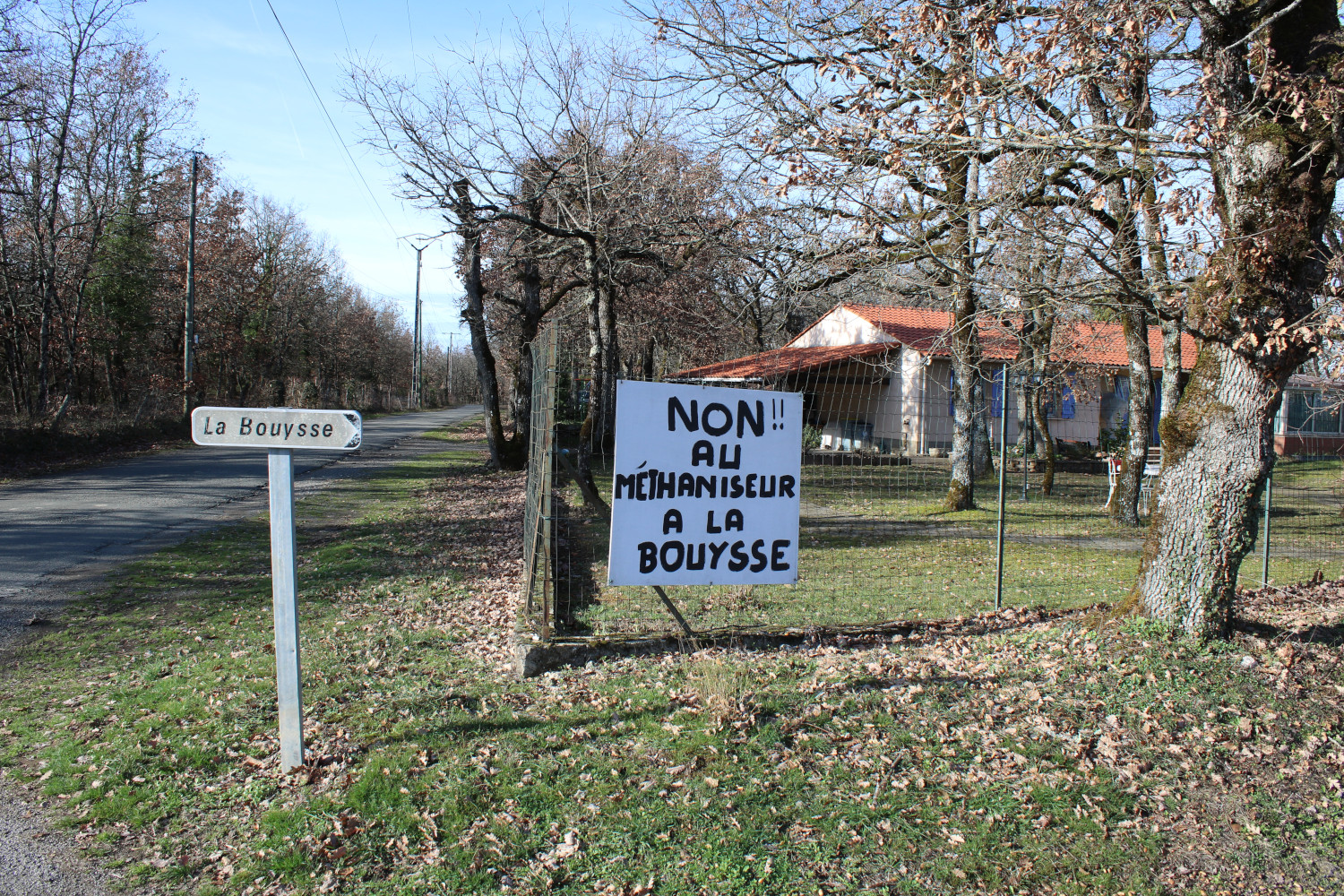 Dans le hameau de La Bouysse, à quelques pas de chez Bernard DUCROS, plusieurs maisons affichent leur hostilité au projet par des pancartes © Anouk PASSELAC / Globe Reporters