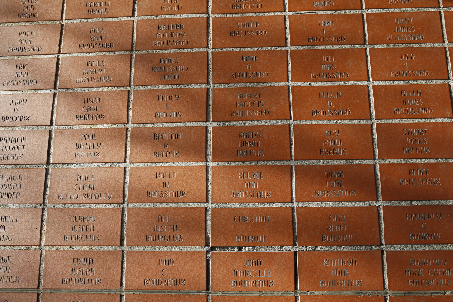 Les noms des diplômés sont gravés au sol. On peut y voir de nombreux noms de famille d’origine française © Globe Reporters