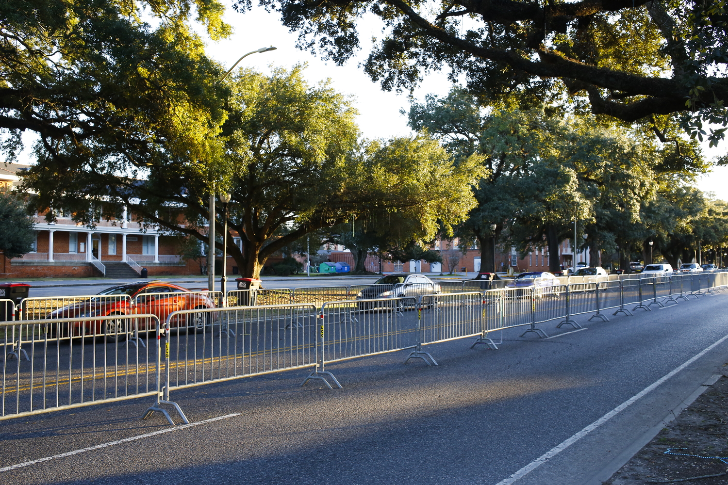 Des barrières sont posées sur la route pour le défilé des parades avec des chars © Globe Reporters