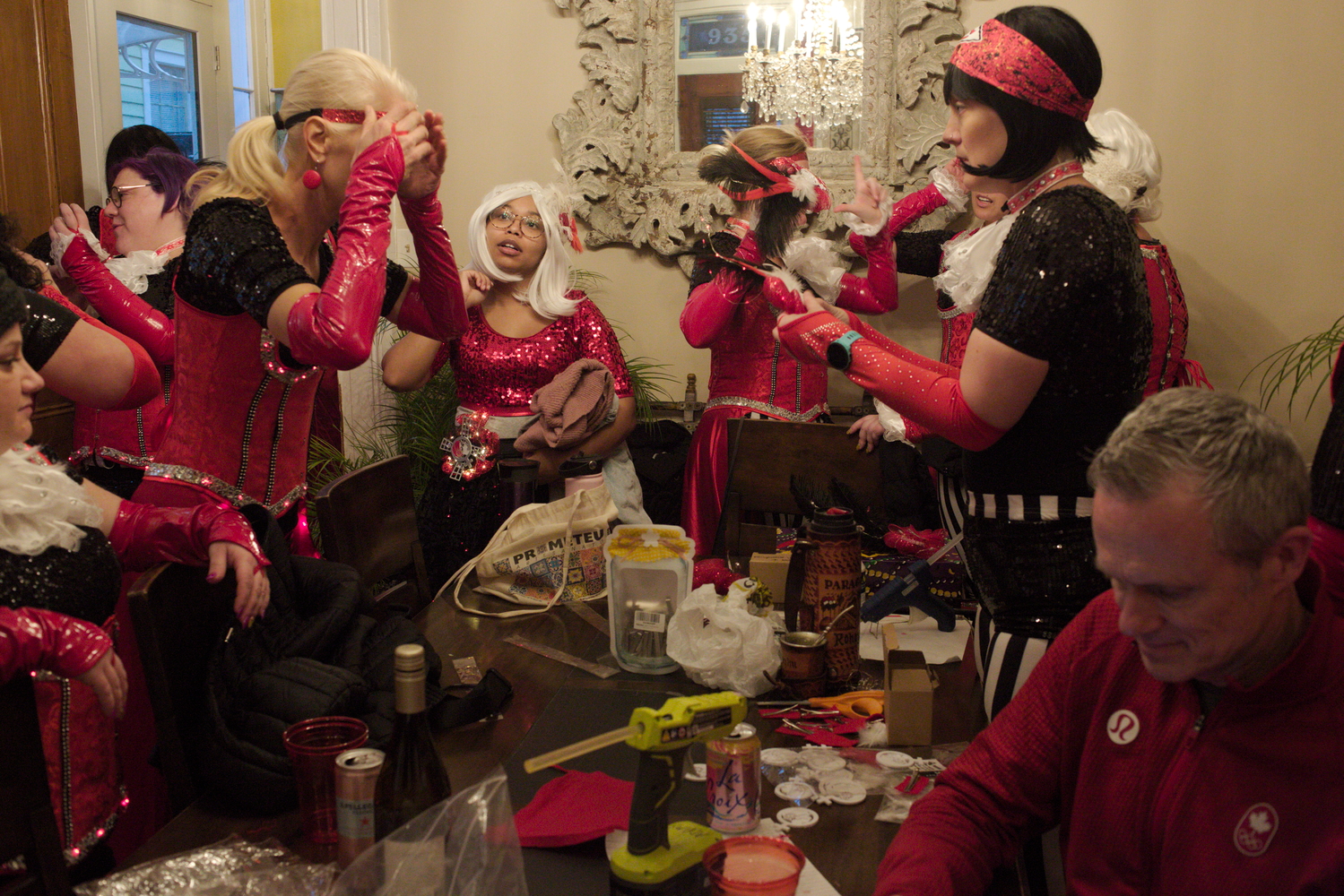 Finalisation des costumes du Krewe Les ReBelles chez la voisine d’Élise. Le pistolet à colle est essentiel ! © Globe Reporters