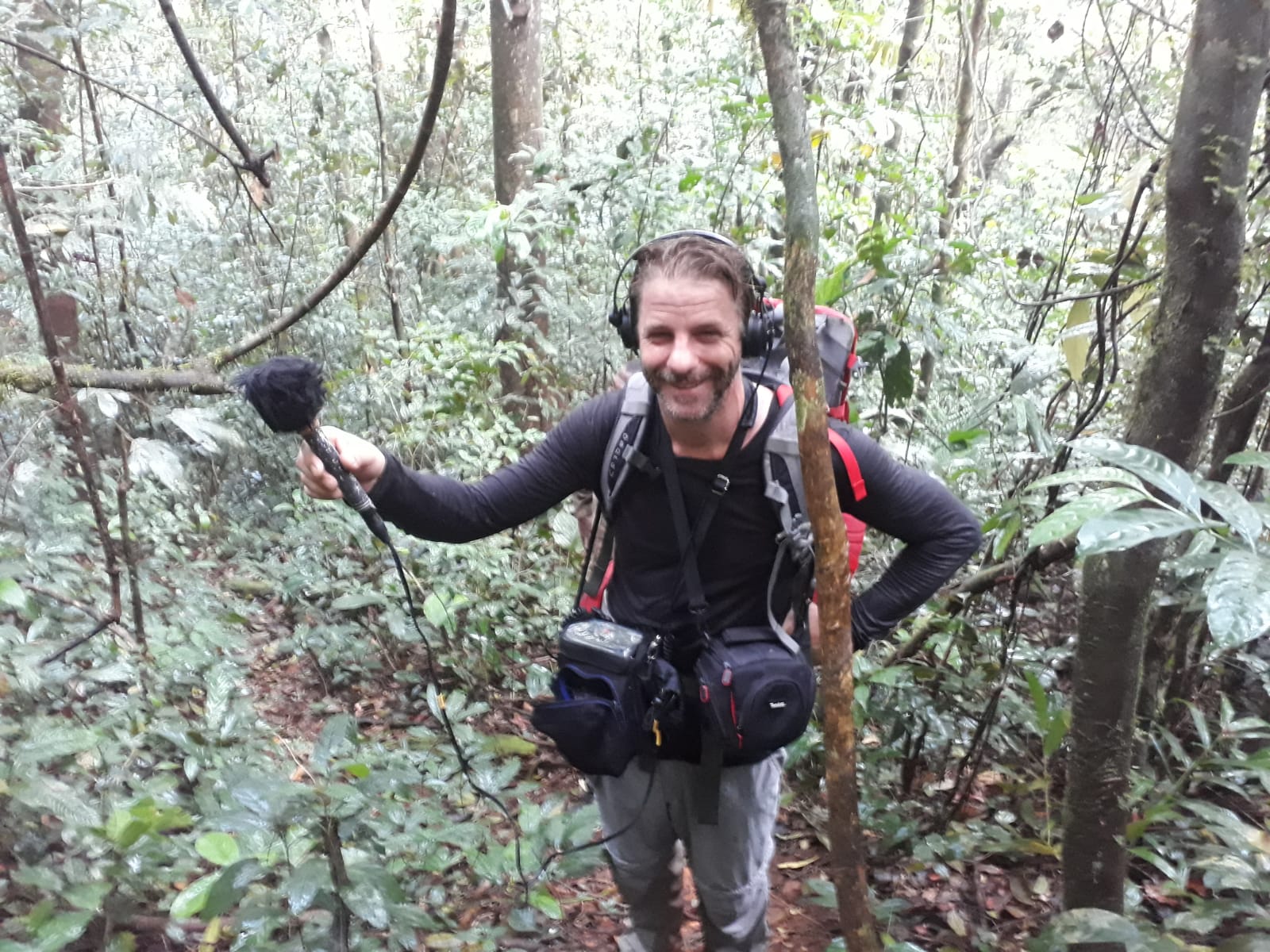 Raphaël KRAFFT, notre envoyé spécial, enregistre la jungle.