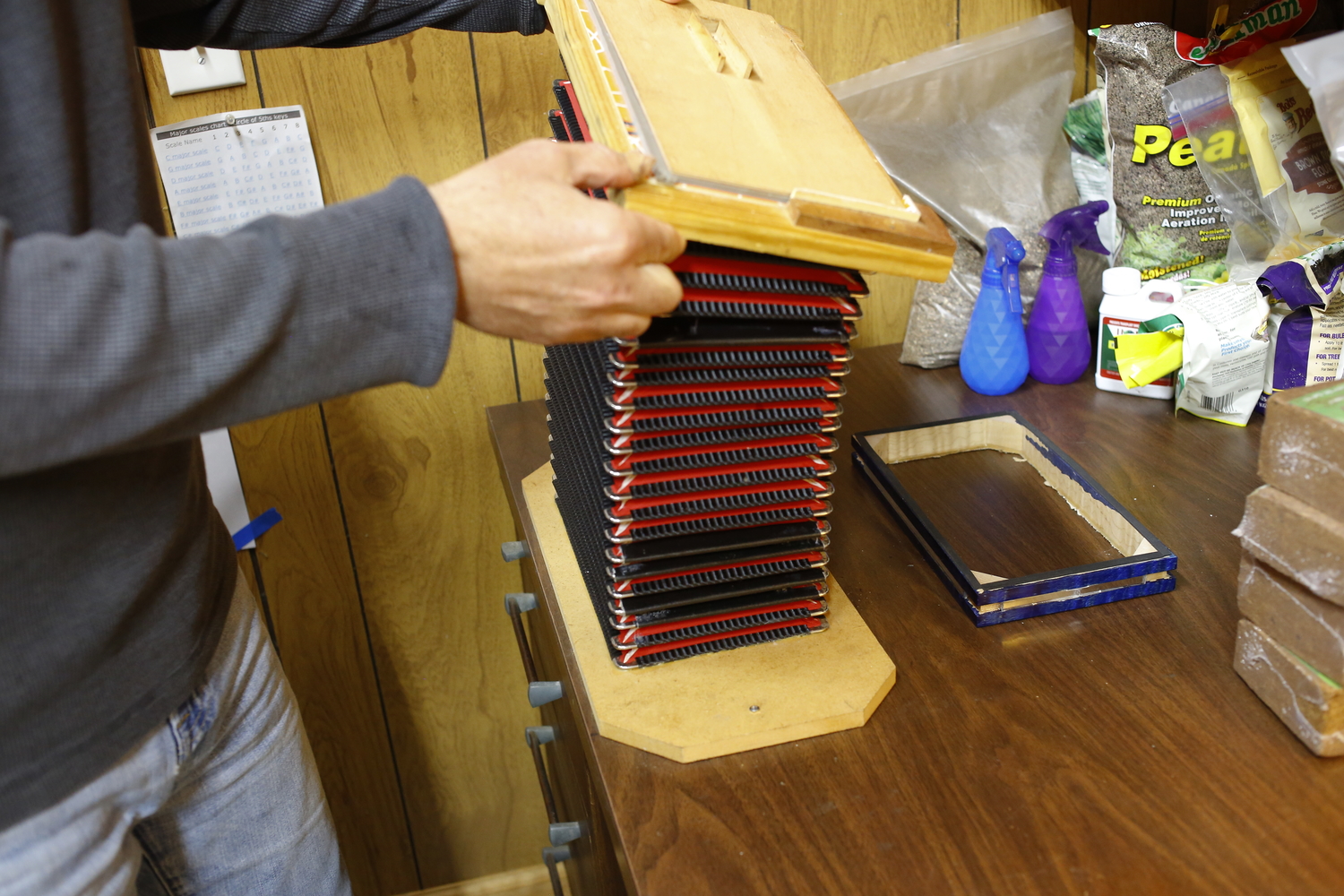 Dans l’atelier de fabrique d’accordéons de Jesse BROWN : le soufflet © Globe Reporters 
