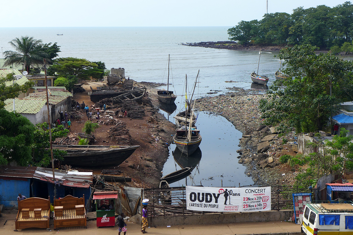 Conakry, quelques bateaux de pêche dans le quartier de Kipé.