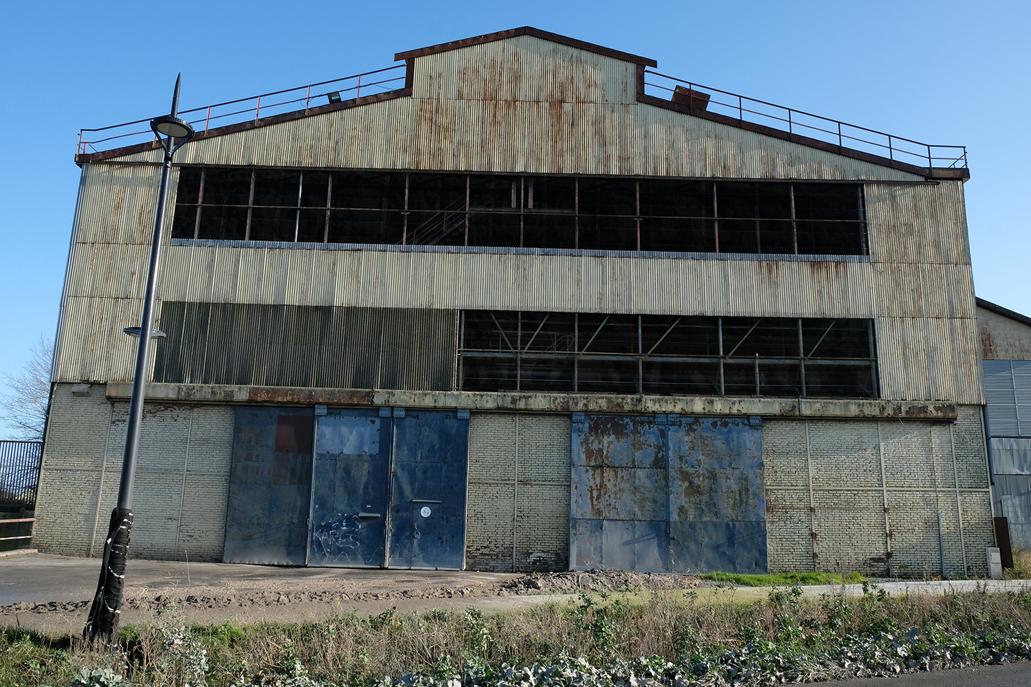 La ville de Denain comptait 15 fosses d’extraction minière, mais aussi l’usine Usinor-Denain, une usine sidérurgique, fondée en 1839 et fermée définitivement en 1988. 