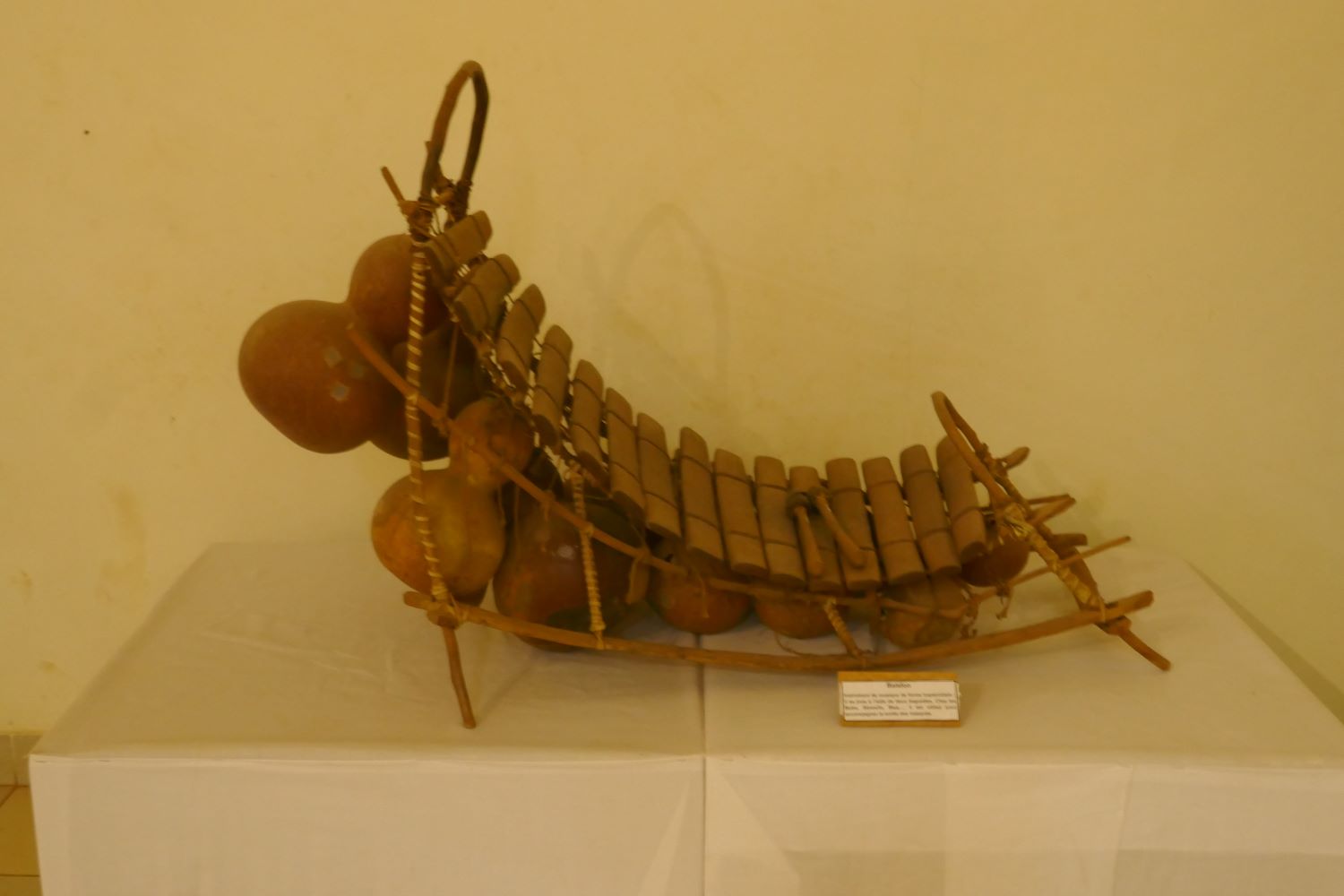 De tous instruments de musique traditionnelle du musée, celui-ci occupe une place à part. C’est le balafon. Il est présent dans tout le pays et a été classé patrimoine immatériel pour l’UNESCO © Globe Reporters