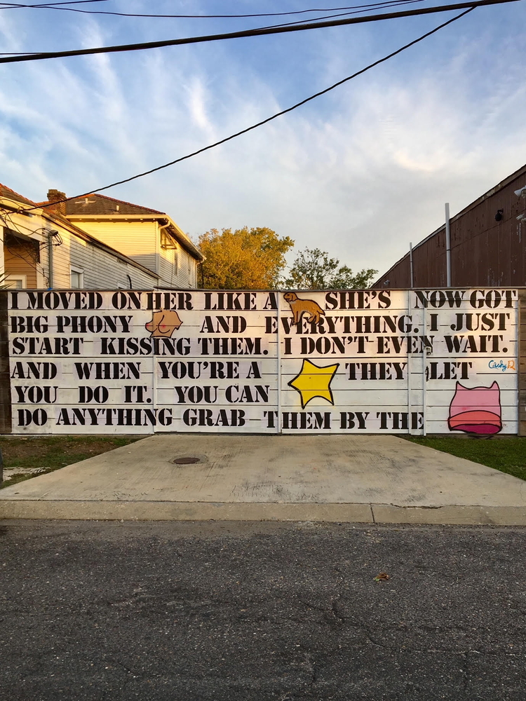 Une autre fresque murale qui critique Donal TRUMP, mettant en avant ses commentaires obscènes sur les femmes © Neal MORRIS
