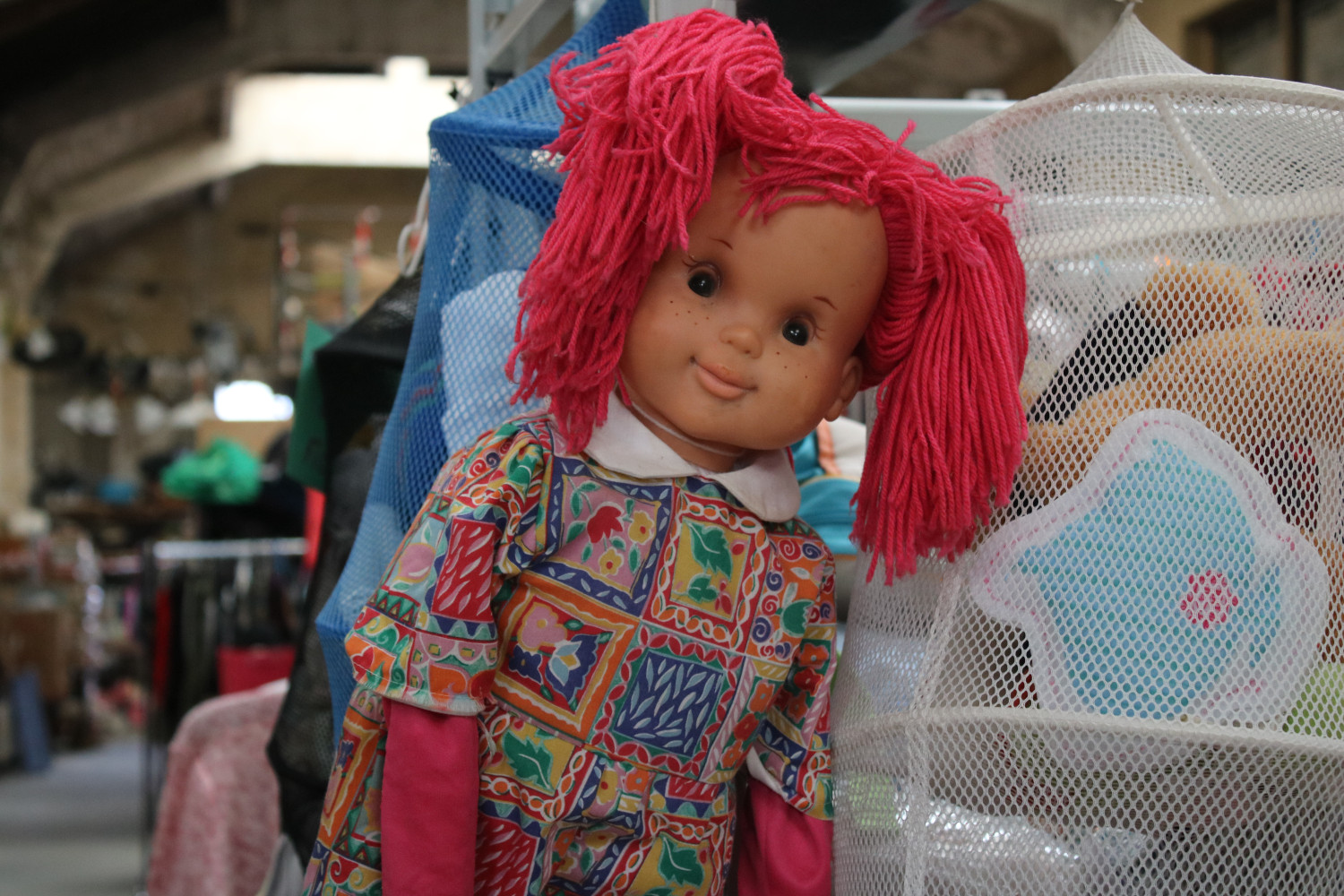 Le meilleur déchet c’est celui qu’on ne produit pas : cette poupée aurait pu finir à la poubelle, mais peut-être fera-t-elle de nouveau un enfant heureux © Anouk PASSELAC / Globe Reporters