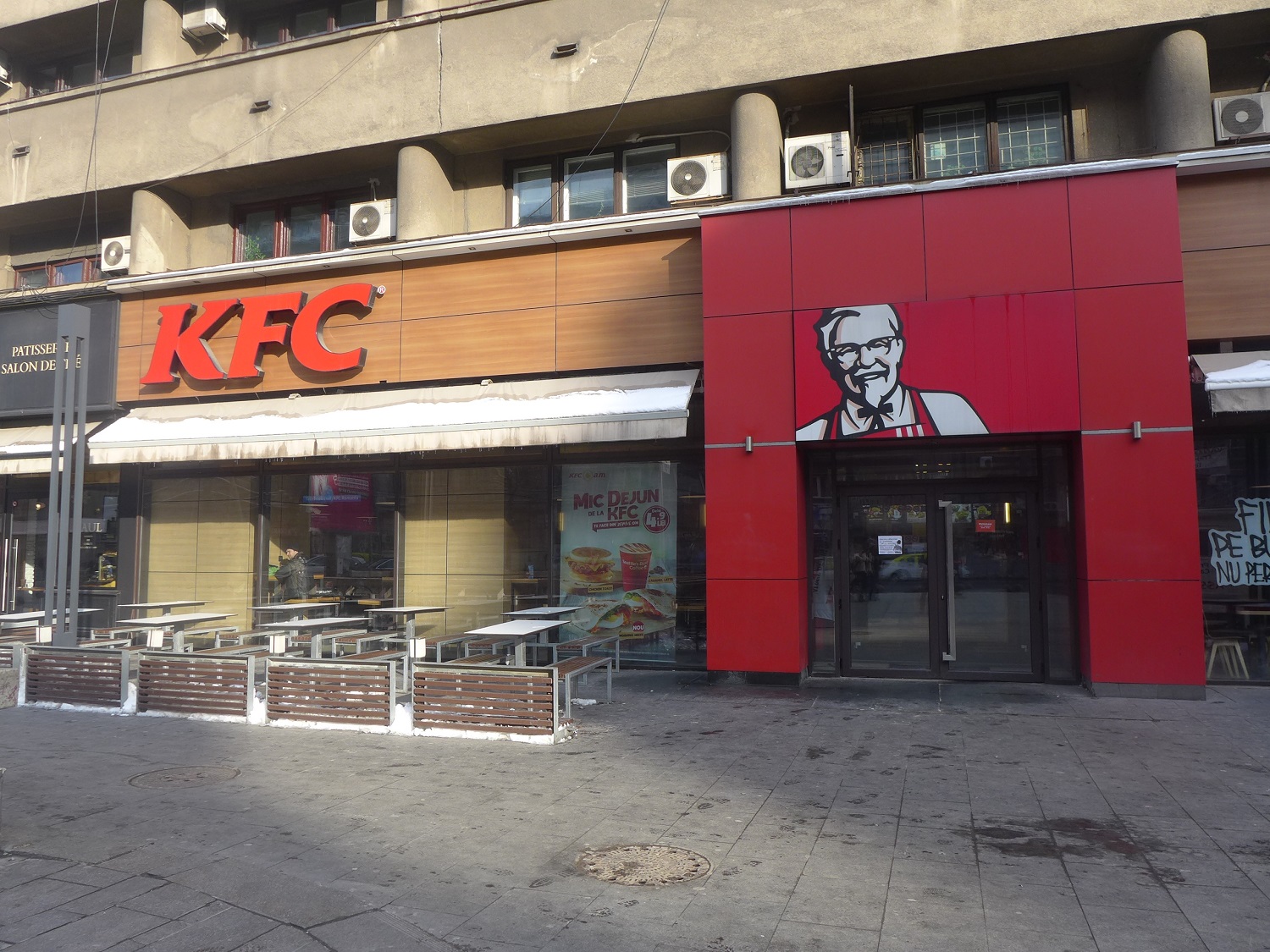 Quelques mètres plus loin, se trouve le KFC. Il y a beaucoup de fast-foods dans la capitale.