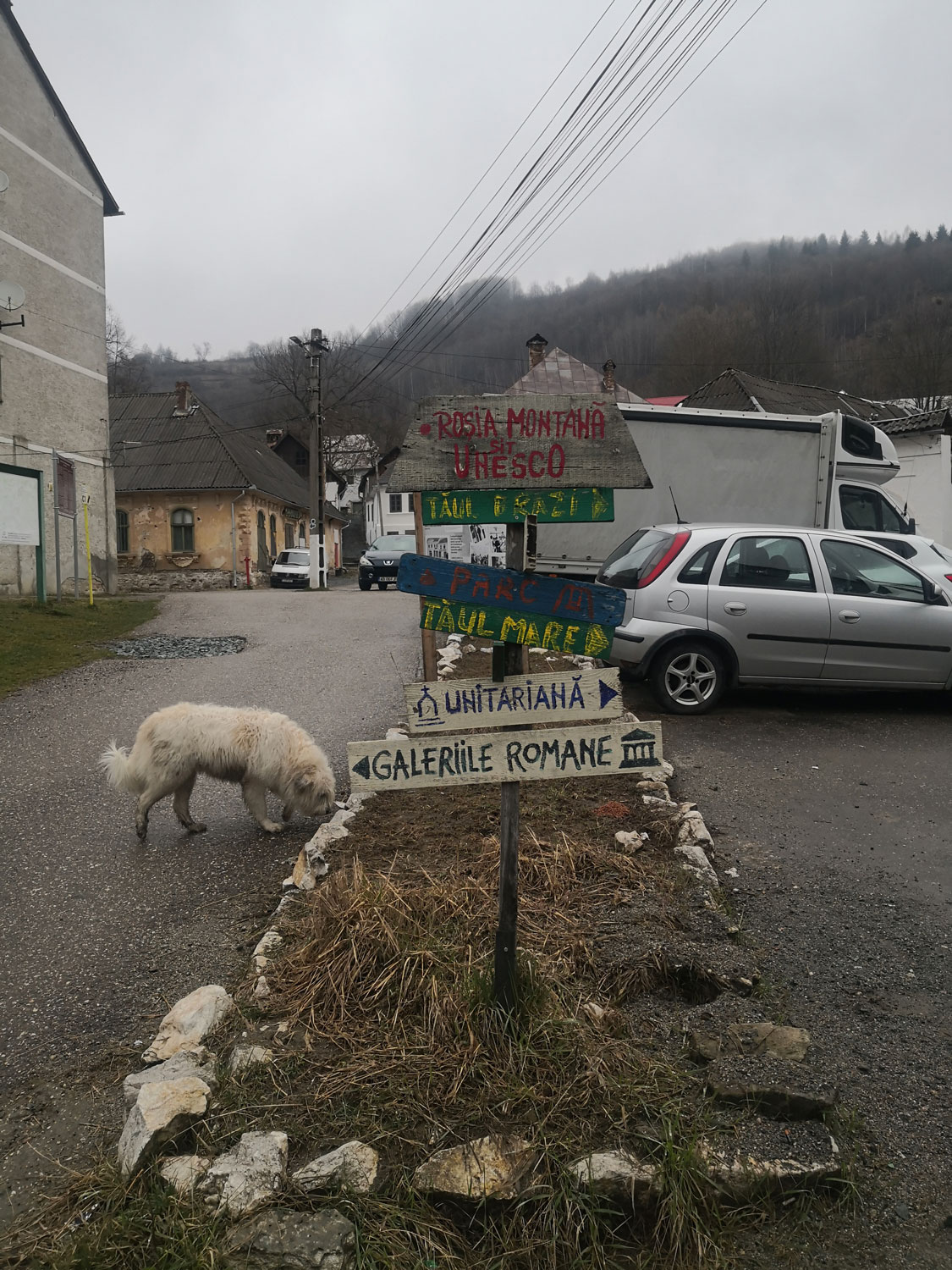 À l’entrée de Roşia montana, des panneaux indiquent que la commune est site protégé Unesco et en donnent les objectifs touristiques (galeries romaines notamment) © Globe Reporters