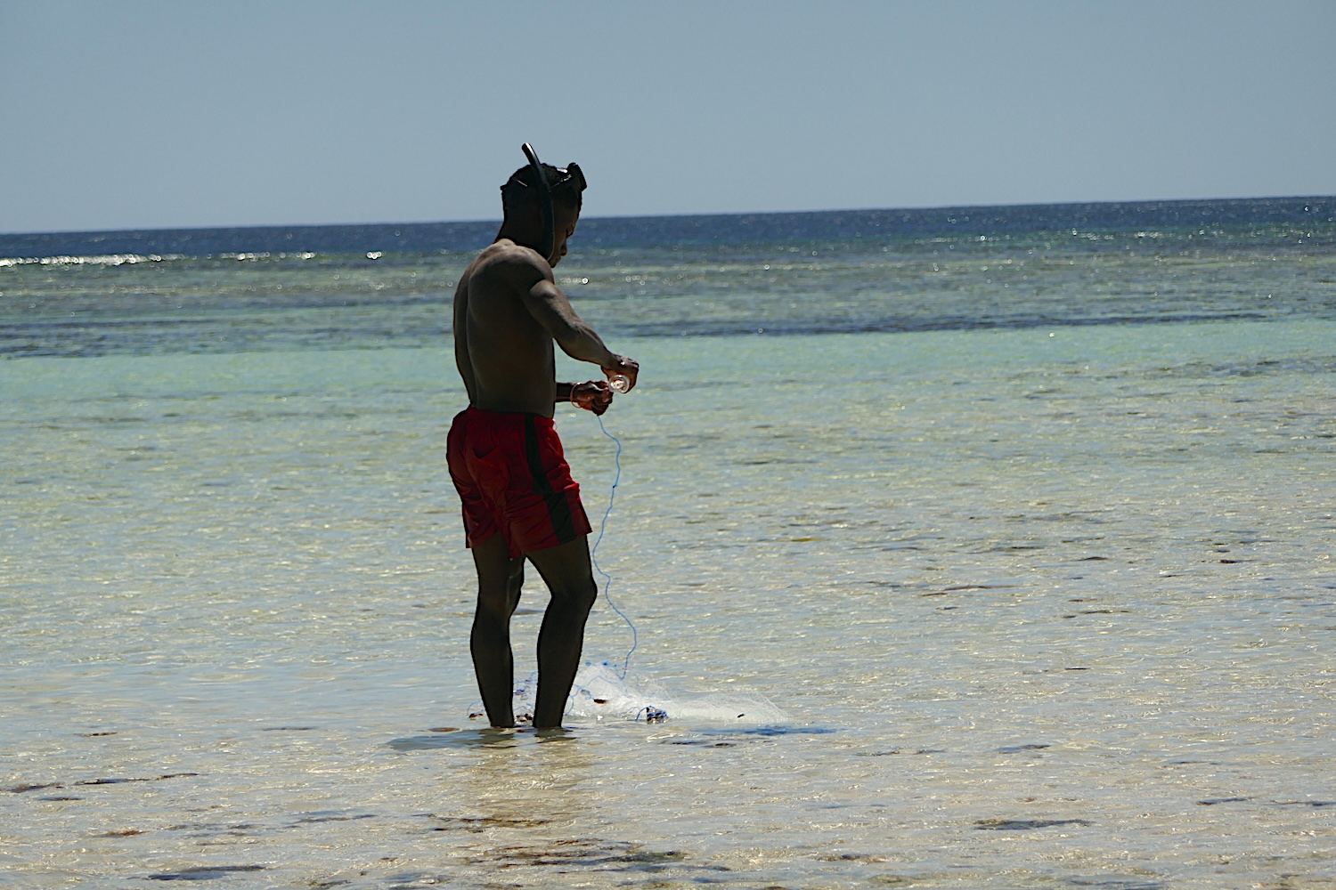 Un jeune se prépare pour aller pêcher des poulpes à côté de la barrière de corail d’Ambola © Globe Reporters