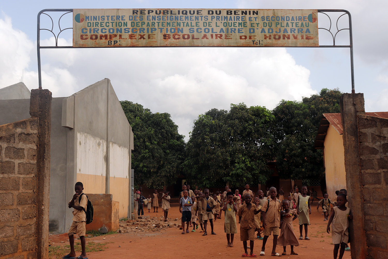 Porte d’entrée à l’école primaire de Honvié, à Porto Novo.